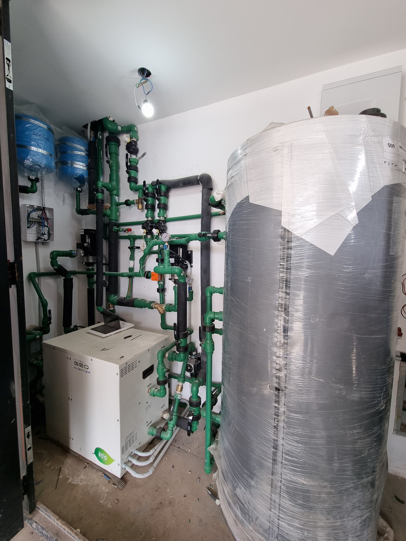 instalación de sistema de agua con tanque y tuberías verdes — proyecto CASA T199, por A'PRIMA - Arquitectura Sustentable, en Los Robles 5901