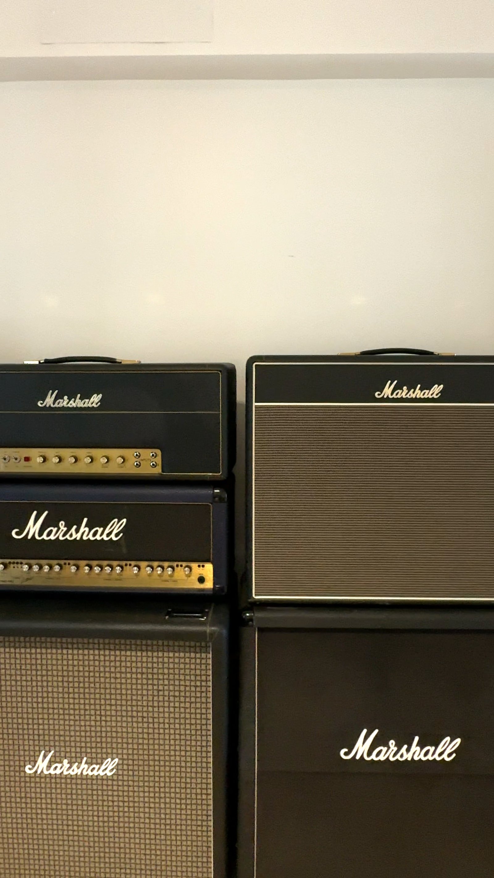 Amplificadores Marshall apilados en sala de música — proyecto Rosales Park Tower HJ, por Hermann Arquitectos, en Cmte. Leonardo Rosales 2793 B1636DRA