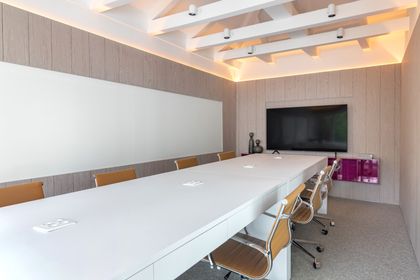 Sala de reuniones moderna con mesa larga blanca y paneles de madera — proyecto Residencial, por  Rodolfo Fontana