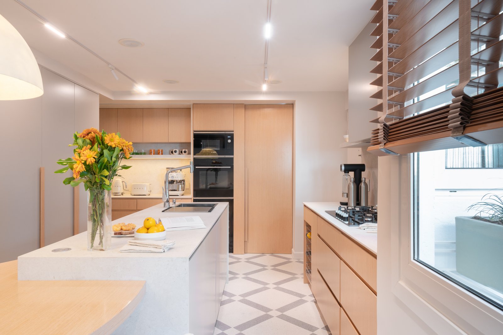 Cozinha moderna e aberta com ilha e armários de madeira — projeto ALVEAR TYM, por AB ARQUITECTURA, em Recoleta