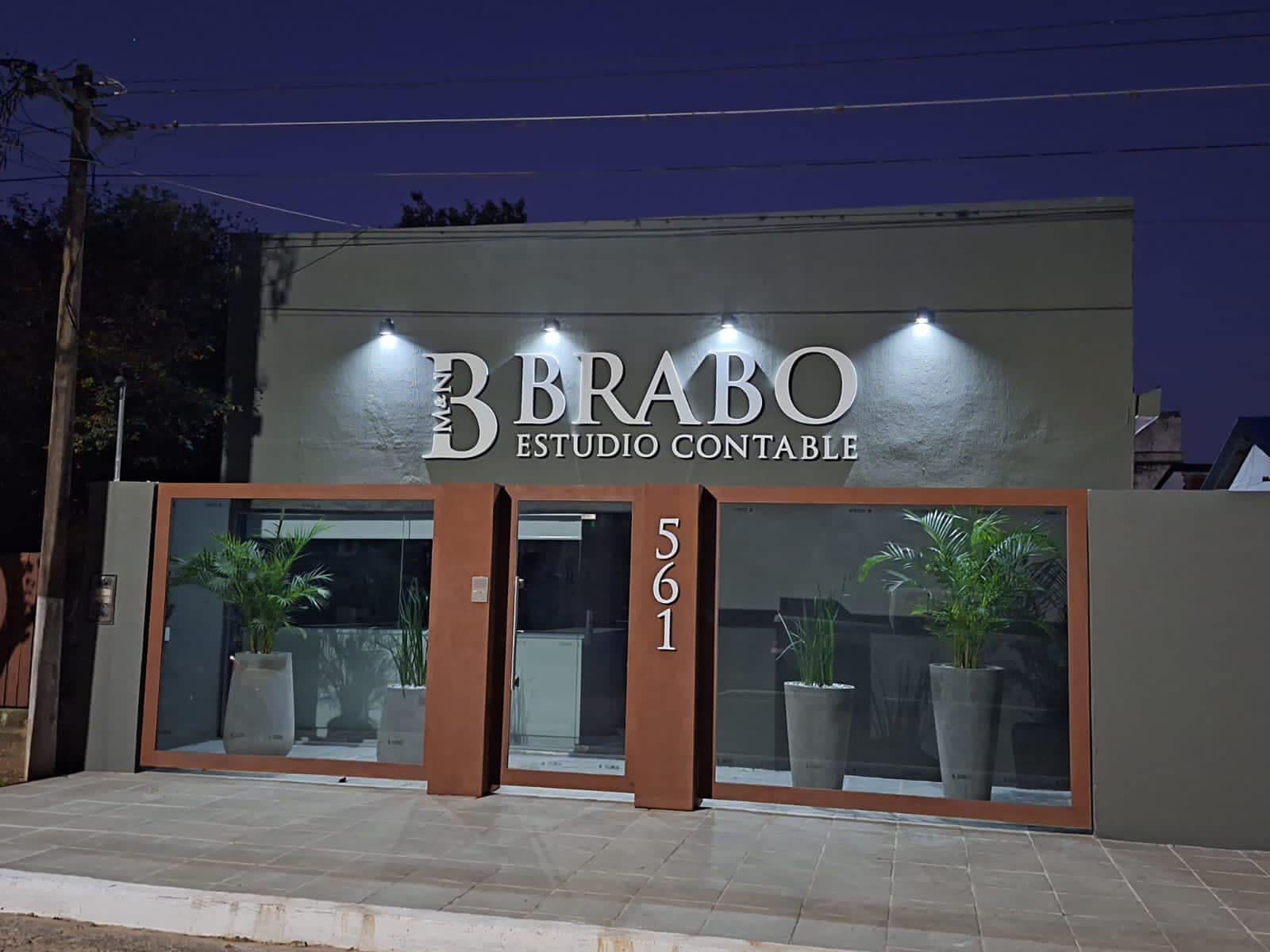 fachada de edificio comercial moderno con cartel iluminado — proyecto Esudio Contable, por Arquitecto Gustavo Maidana, en Caá Catí