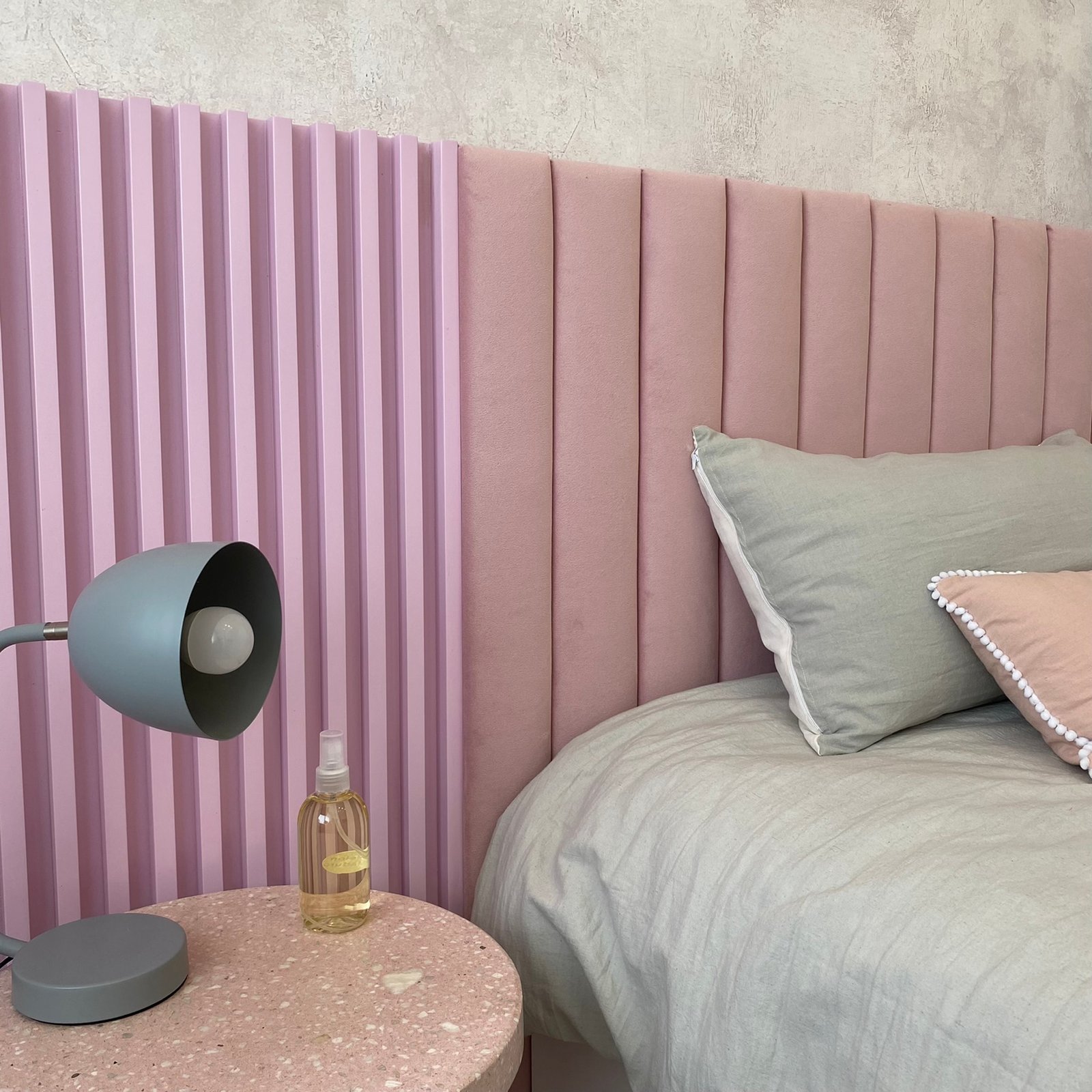 Dormitorio moderno con paneles de pared acanalados rosas y detalles boho — proyecto Padilla, por MDBK Arquitectura, en Villa Crespo