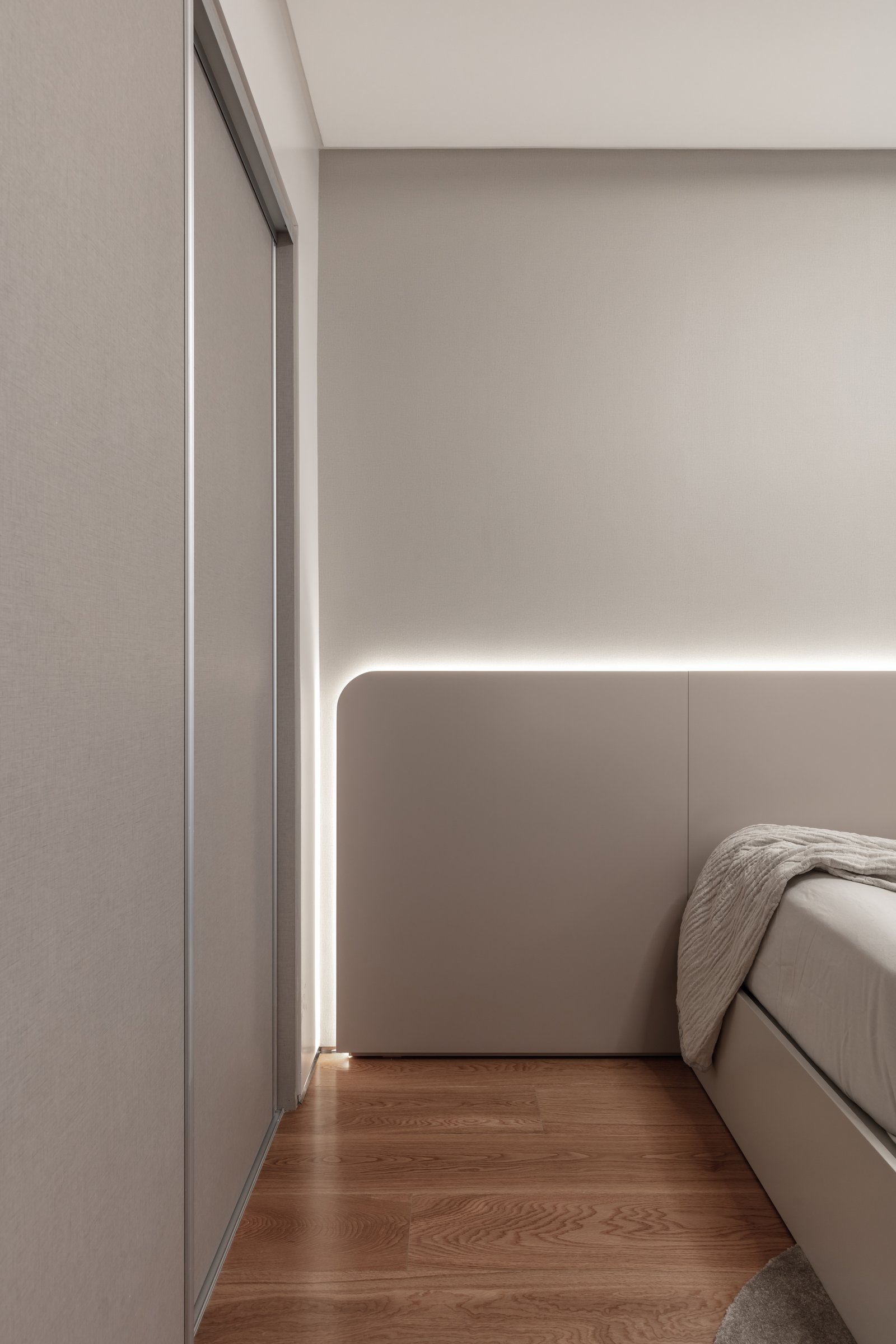 Quarto minimalista com iluminação embutida e painéis — projeto Donna Fiore | Sobrio & sofisticado | Sober & Sophisticated | Lucia Quinteros, por Ren Studio, em Provincia de Buenos 