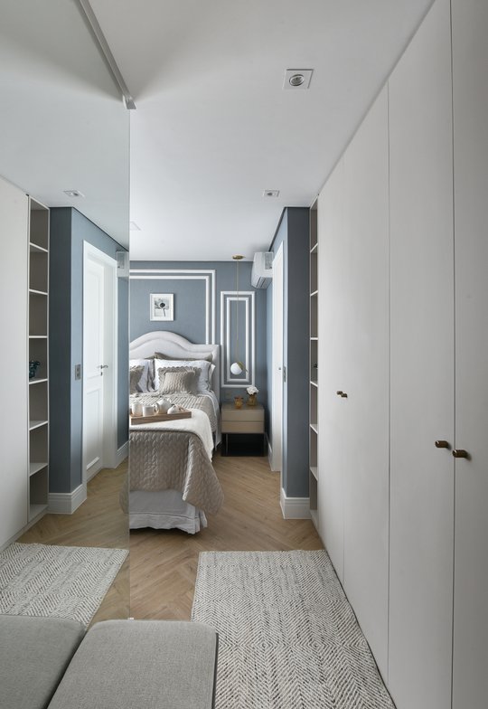 Pasillo minimalista hacia dormitorio con puertas espejadas y paredes grises — proyecto Apartamento DE, por Giovana Ciacco, en Guarulhos