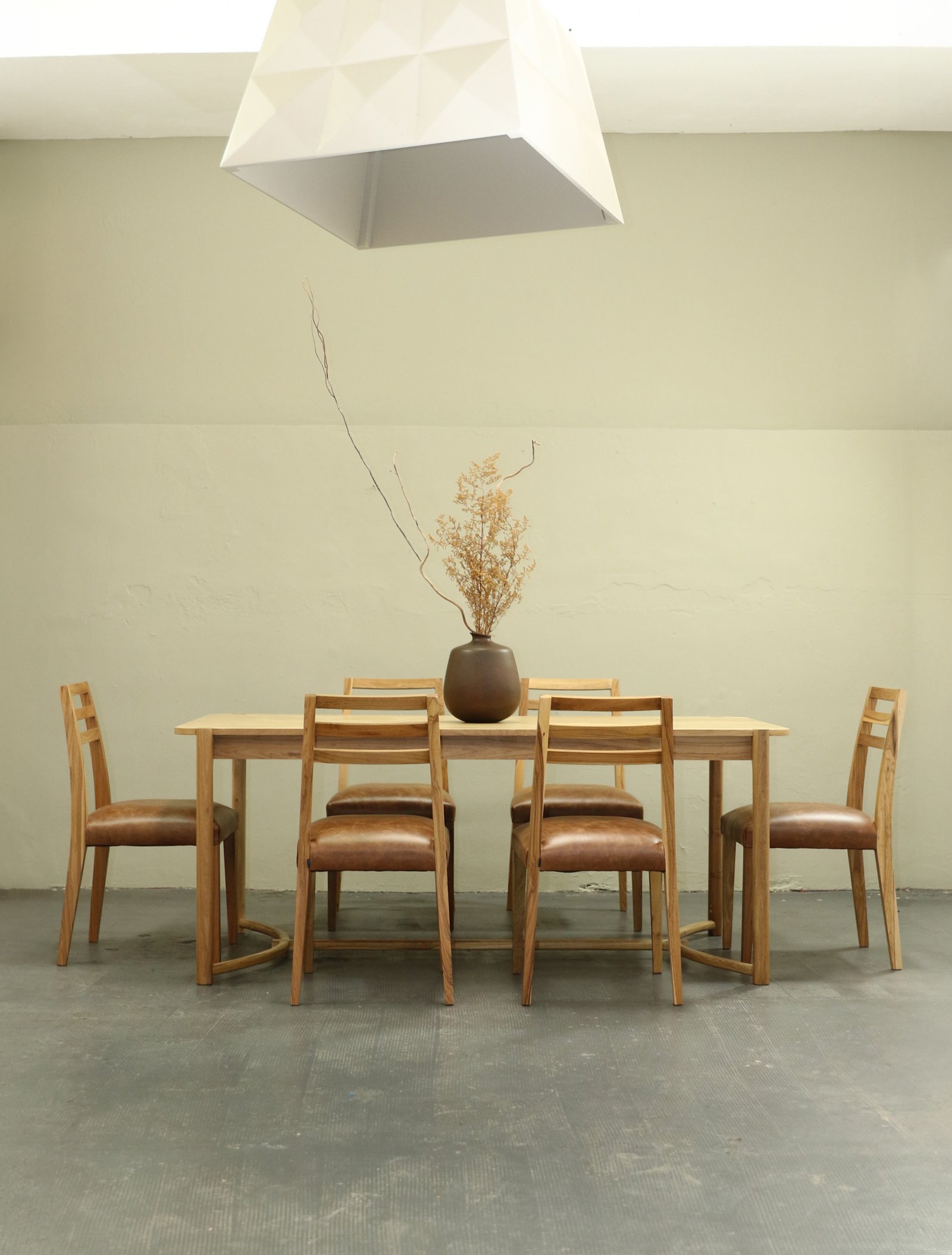 Comedor moderno con mesa de madera y sillas de cuero — proyecto Comedor, por BLVD Furniture
