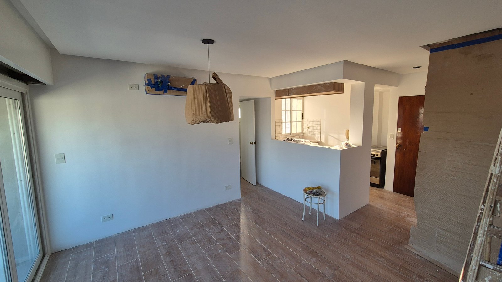 Living y cocina en obra con luz colgante tejida — proyecto Living - Remodelación Soho, por RenovArqui, en Palermo