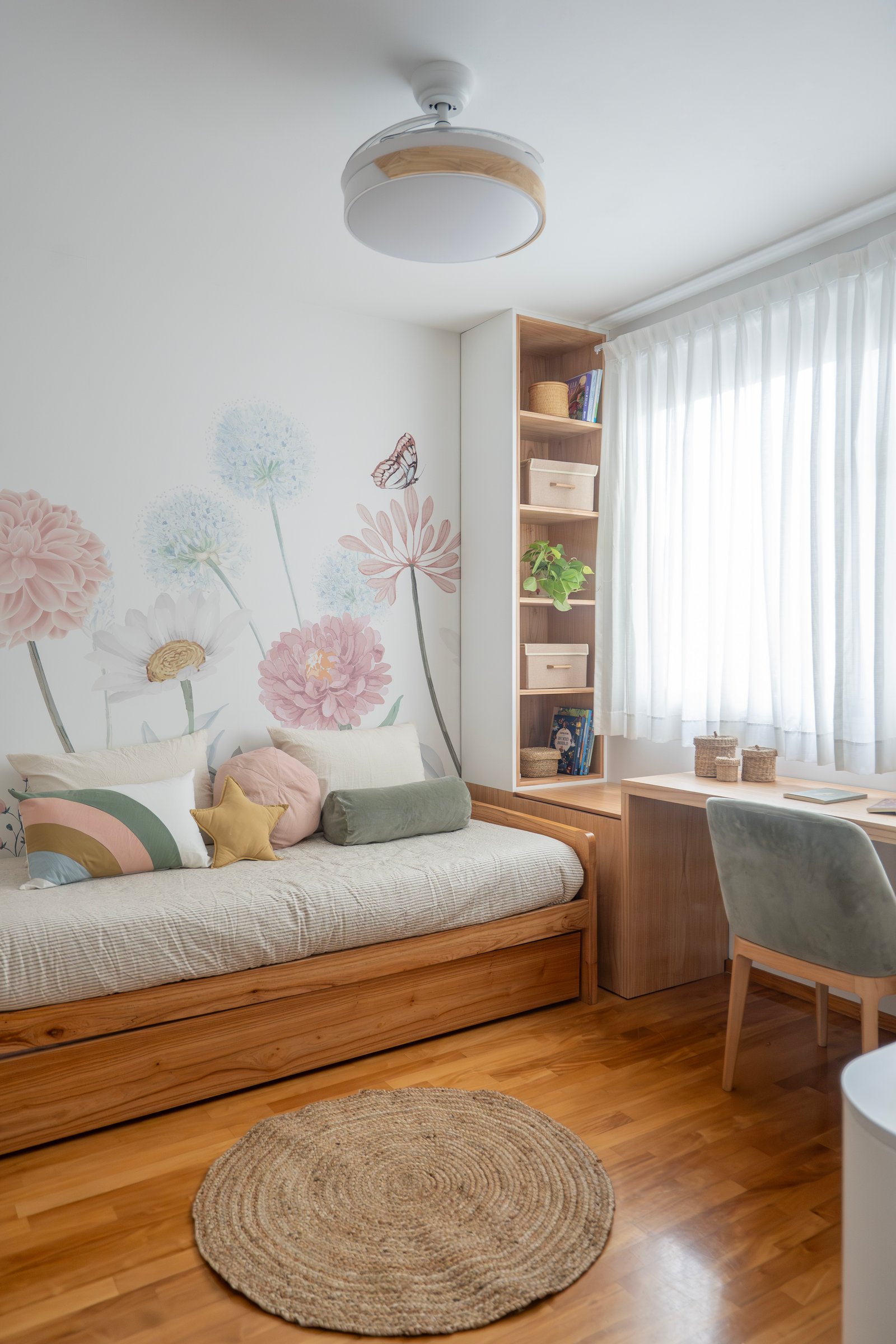 Quarto infantil com mural de flores, bicama de madeira e estante — projeto Quesada - Dormitorio, por Blue Rabbit Design, em Núñez