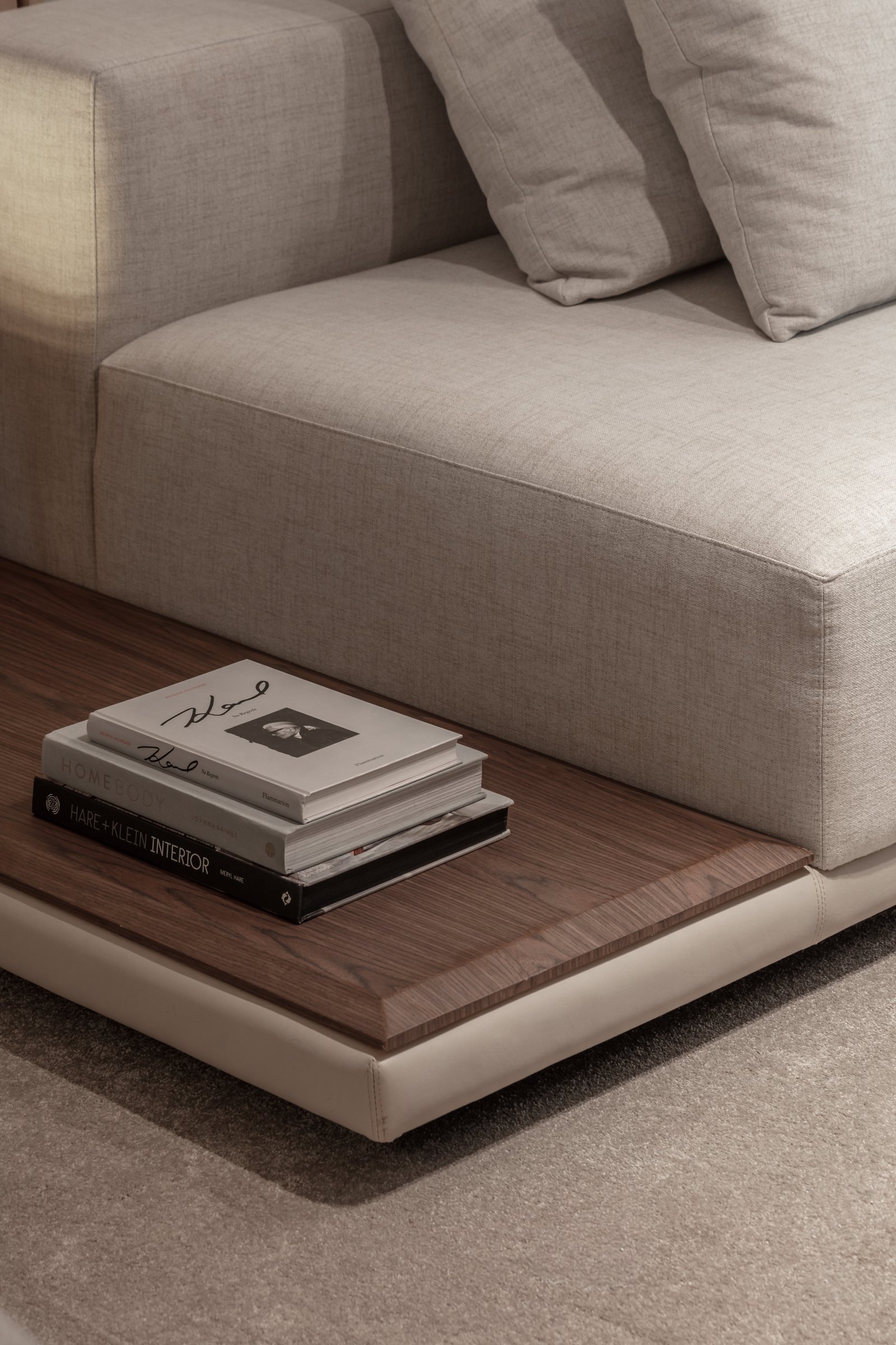 Living moderno con sofá beige y mesa de madera integrada — proyecto Donna Fiore | Sobrio & sofisticado | Sober & Sophisticated | Lucia Quinteros, por Ren Studio, en Provincia de Bu