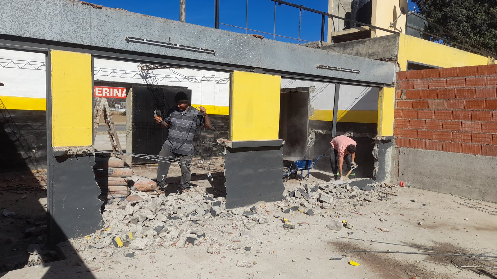 Fachada comercial en construcción con escombros — proyecto Remodelación Bodegón del depo, por CN Construcciones, en Alta Gracia
