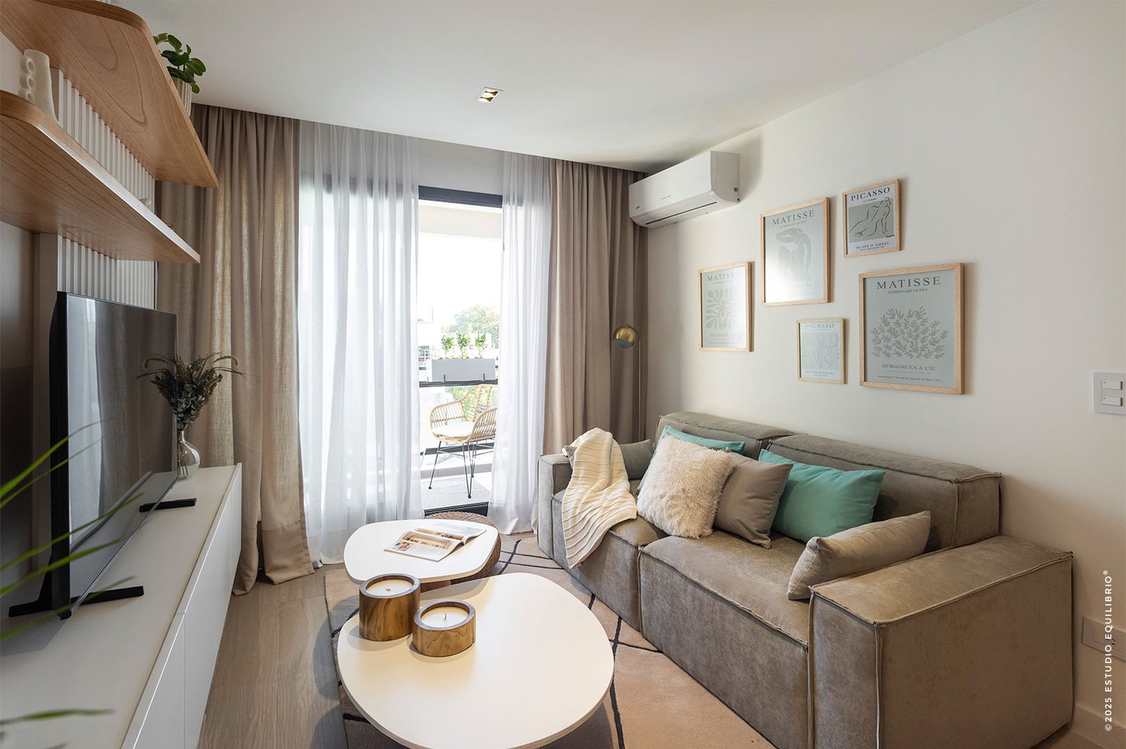 Sala de estar moderna escandinava com muita luz e design aberto — projeto Proyecto Nazca, por Estudio Equilibrio, em Villa Santa Rita