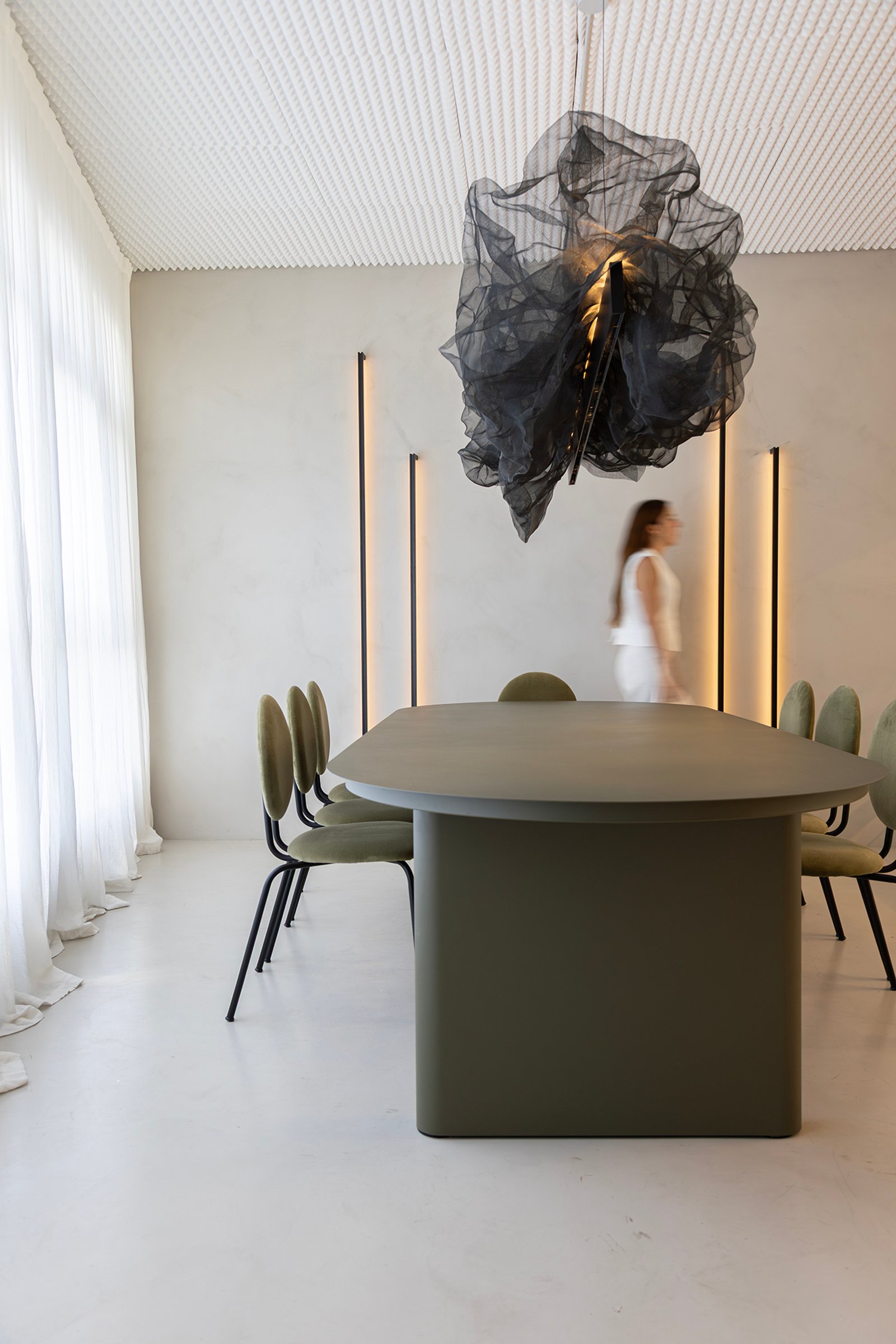 Sala de jantar moderna com mesa verde, cadeiras pretas e lustre escultural — projeto HATSU Núñez - MZV Arquitectura, por Gaby Alfonso, em Buenos Aires