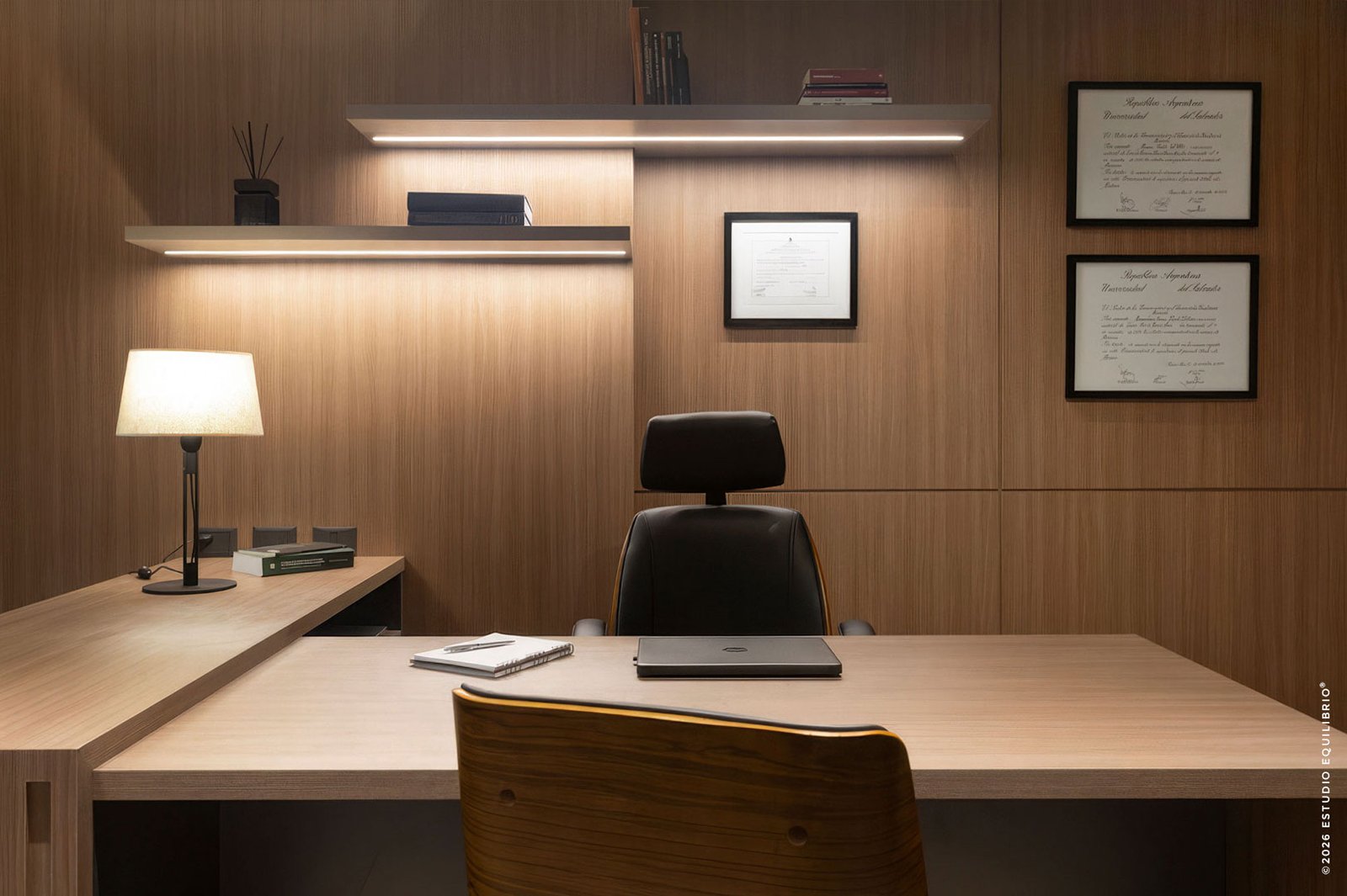 Oficina moderna con paneles de madera y luz cálida — proyecto Proyecto Zapiola, por Estudio Equilibrio, en Belgrano