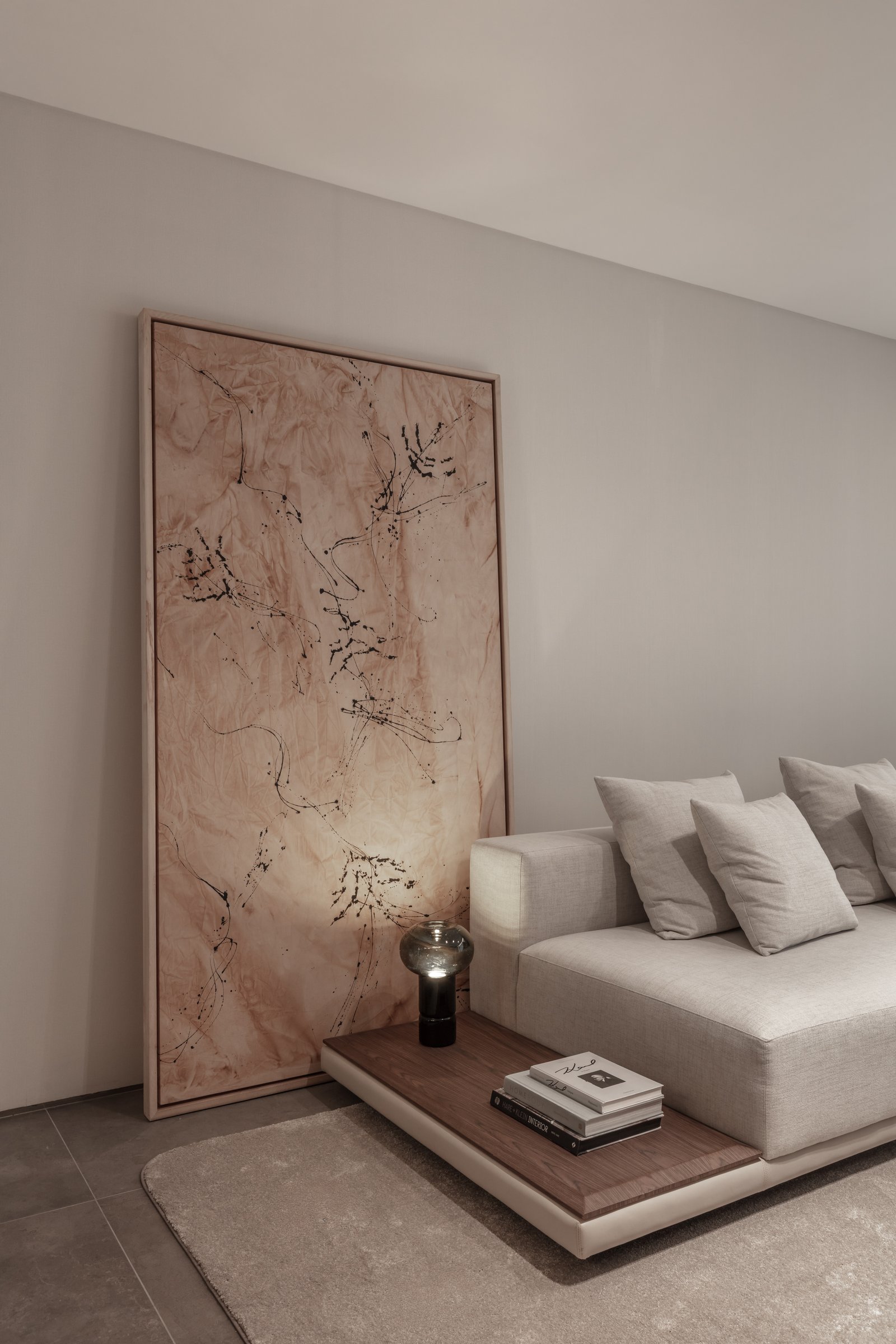 Sala moderna com quadro abstrato grande e sofá modular bege — projeto Donna Fiore | Sobrio & sofisticado | Sober & Sophisticated | Lucia Quinteros, por Ren Studio, em Provincia de 