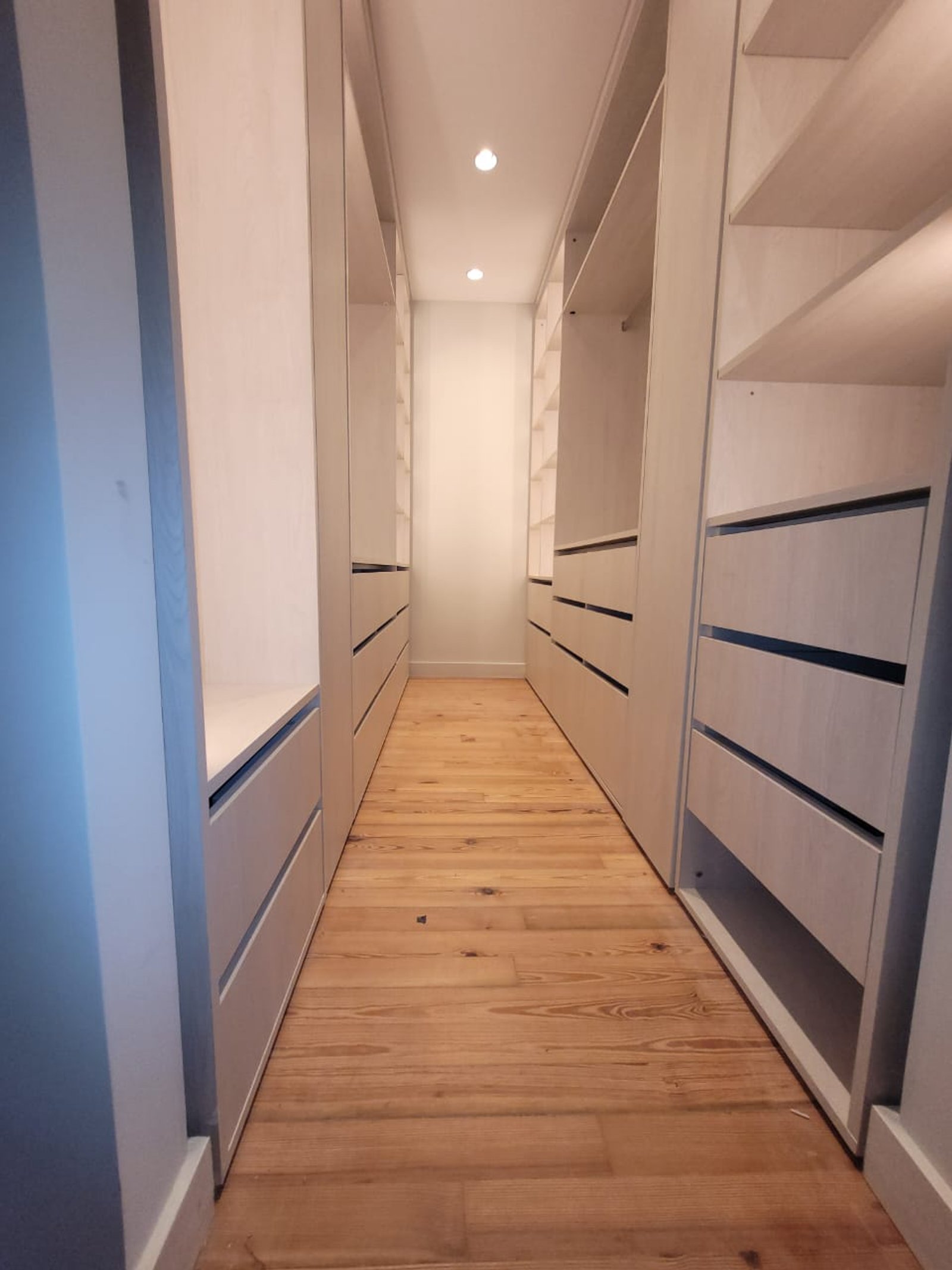 pasillo de vestidor moderno con almacenamiento empotrado — proyecto Belgrano, por Licefe Carpentry SRL, en Belgrano
