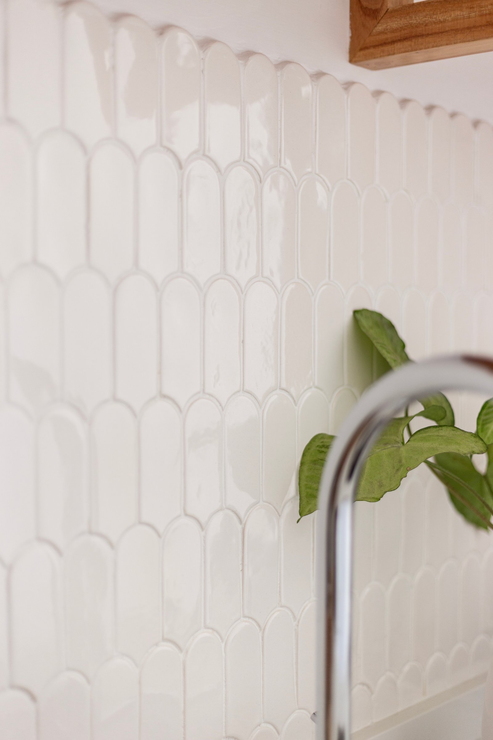 azulejo de cerámica blanco con grifo cromado y planta — proyecto Obra Congreso, por Gaby Alfonso, en Túnel Congreso