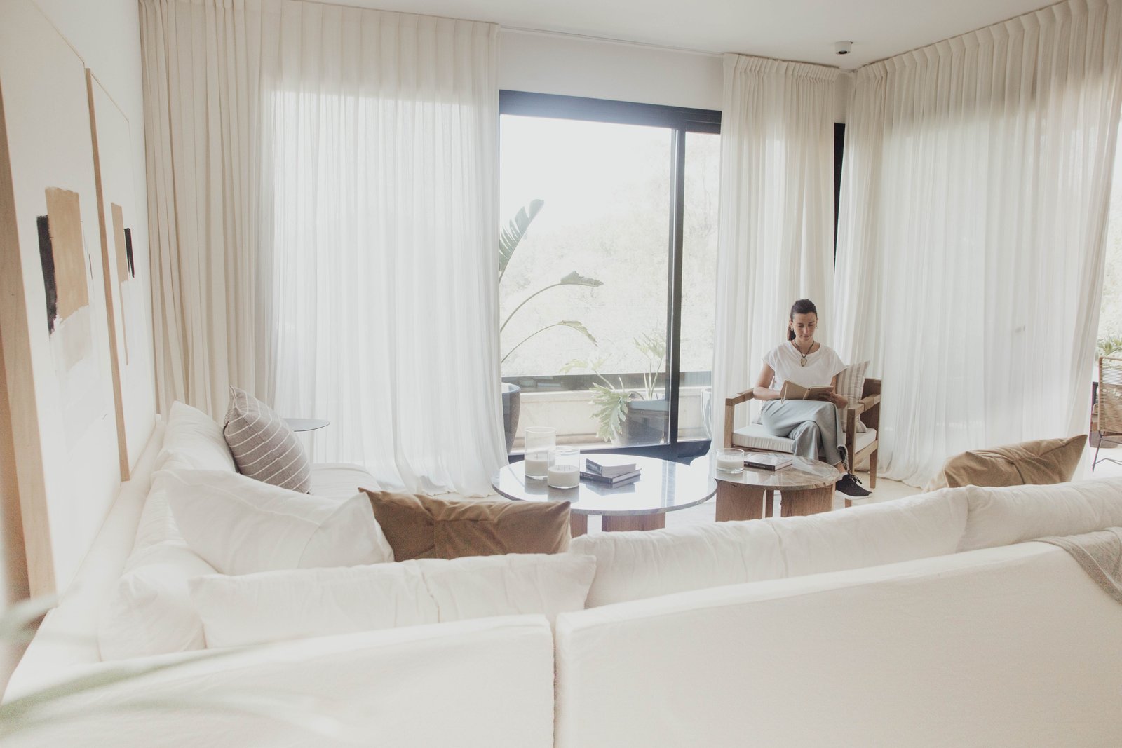 Sala moderna com muita luz natural e cortinas brancas — projeto Urbana las lomas, por LACROZE DESIGN STUDIO, em San Isidro