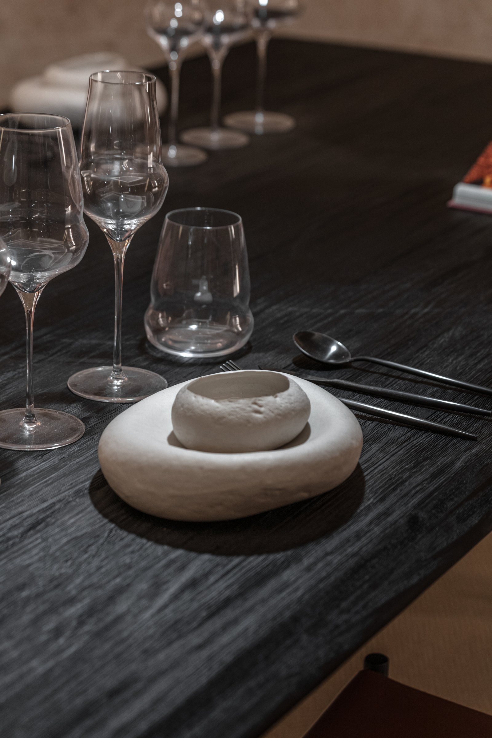 Mesa minimalista con copas y vajilla de piedra — proyecto Casa Foa 2025 | Degustando experiencias | Tasting experiences | Lucia Quinteros, por Ren Studio, en Cdad. Autónoma de Buen