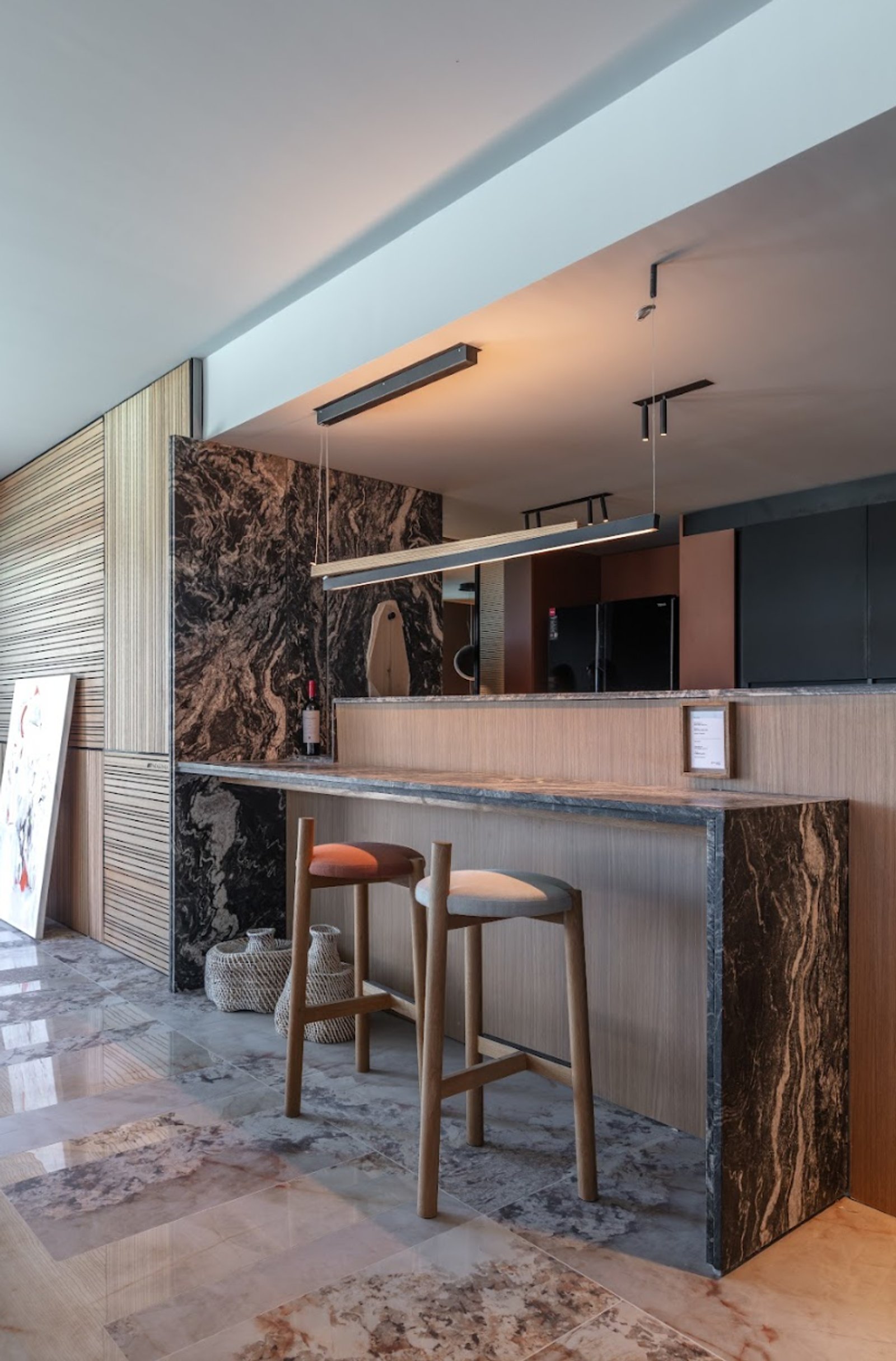 Cocina moderna con isla de mármol y detalles en madera — proyecto Adriana Randazzo, por San Lorenzo Design, en Cam. de los Remeros 1585