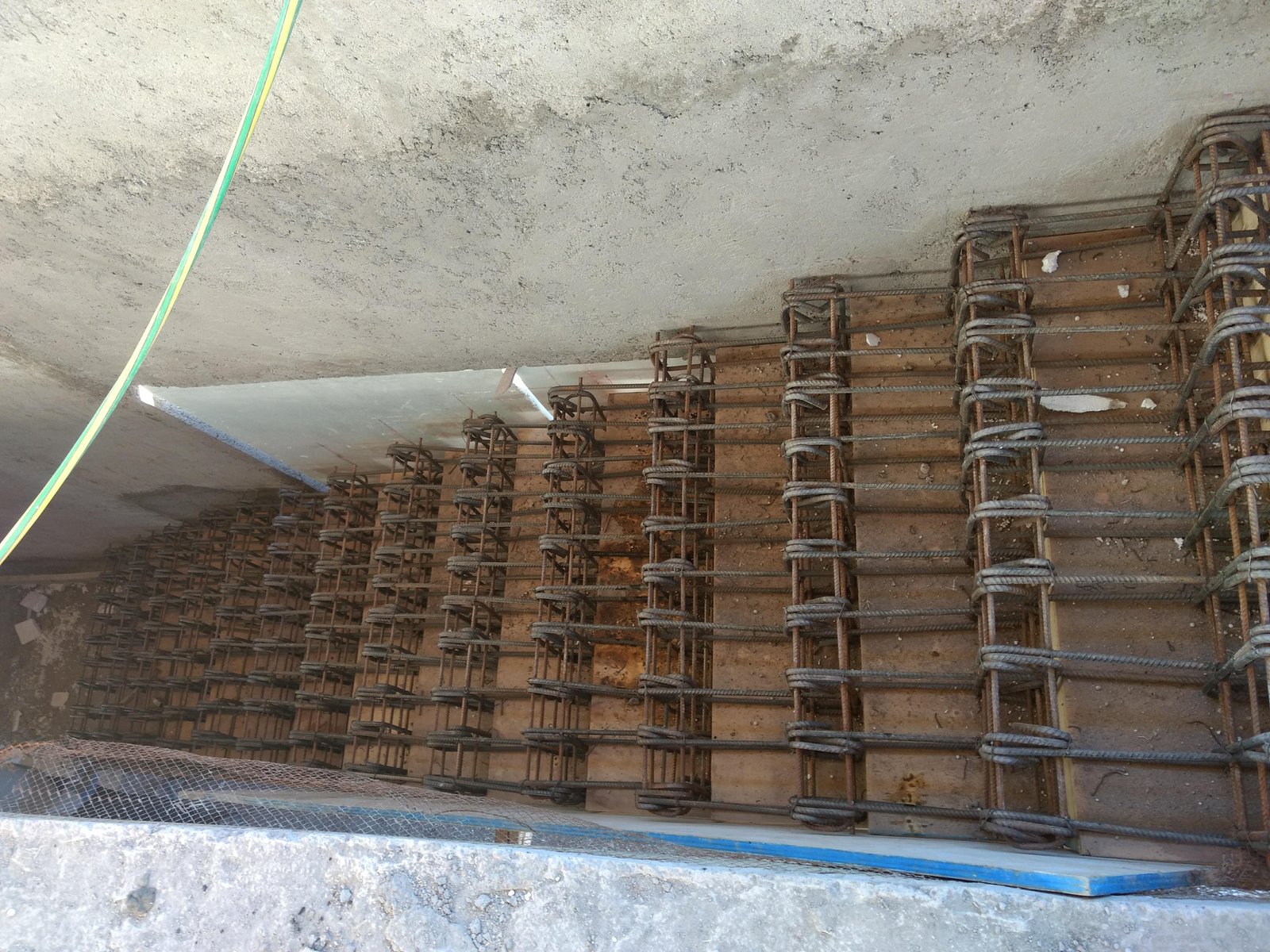 detalle de construcción de armadura de acero para hormigón — proyecto Proyecto G, por TERROC, en Maipú