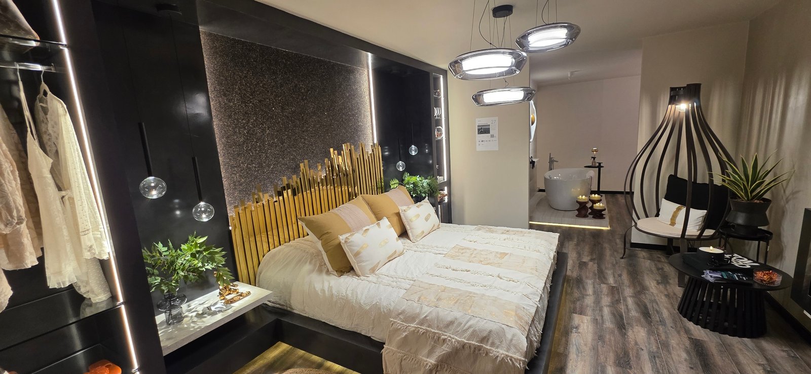 Dormitorio moderno con baño integrado y silla colgante — proyecto Baño en suite sencualidad natural UNE 2026 Posadas Misiones, por Matec ss, en Posadas