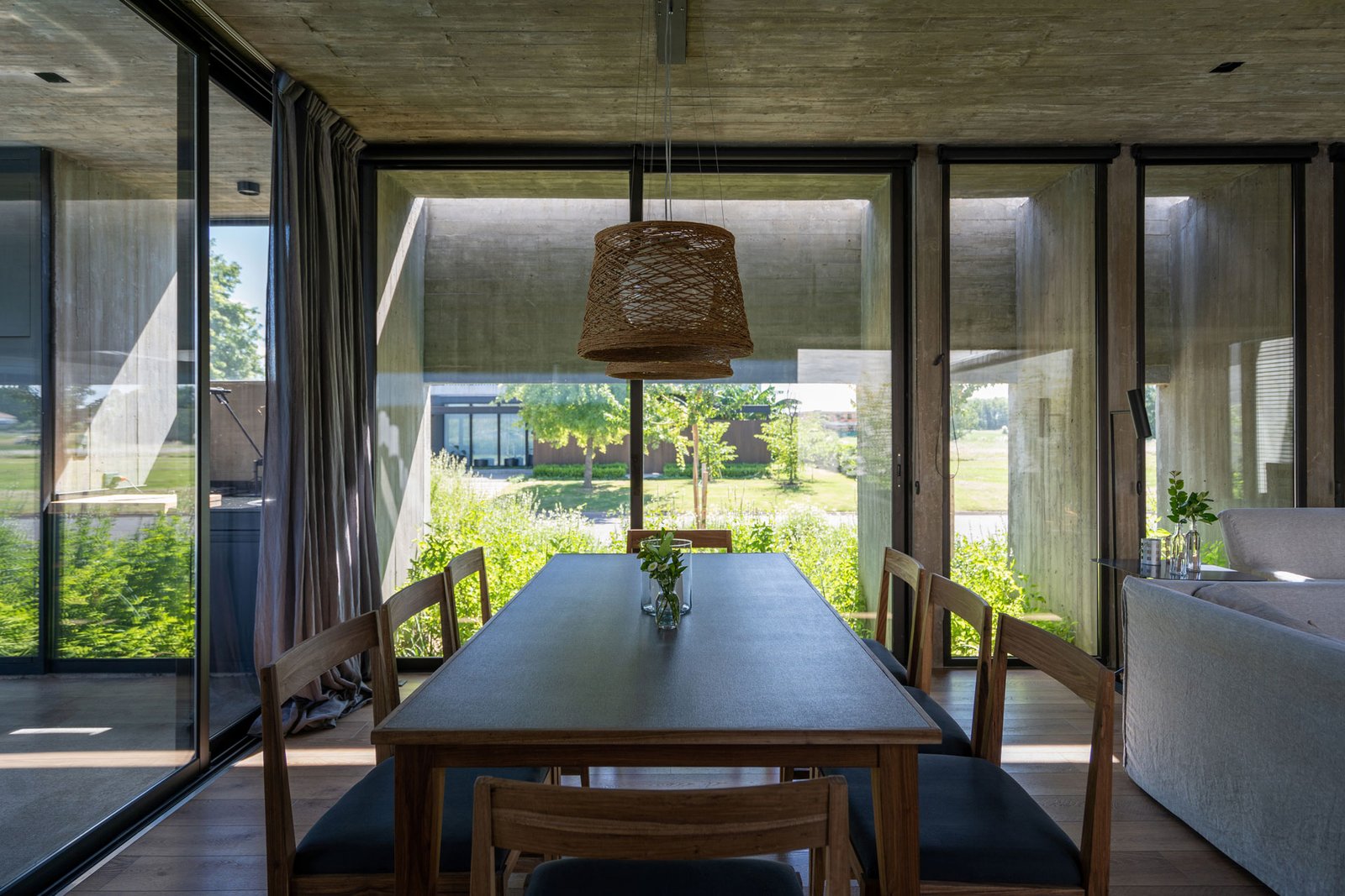 Comedor moderno con mucha luz natural y vistas — proyecto Casa Tres Patios, por Besonías Almeida arquitectos, en Pilar