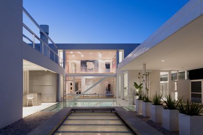 Casa moderna con piscina de borde de cristal y patio interior — proyecto OX8 - Casa en Martindale, por MLS Estudio, en Martindale Country Club