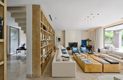 Living moderno con biblioteca imponente y hogar lineal — proyecto Casa H, por Estudio Dado, en Belgrano