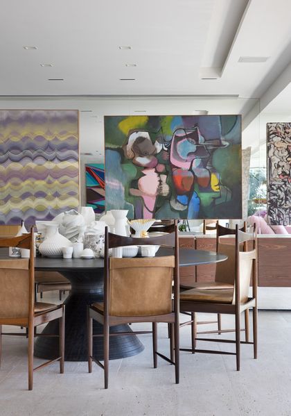 Comedor contemporáneo con mesa negra y sillas de cuero natural — proyecto RM House, por Studio Ro-ca