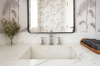 Baño minimalista con mesada de mármol blanco y espejo negro — proyecto Casa Tortugas , por Estudio Du , en Tortugas Country Club
