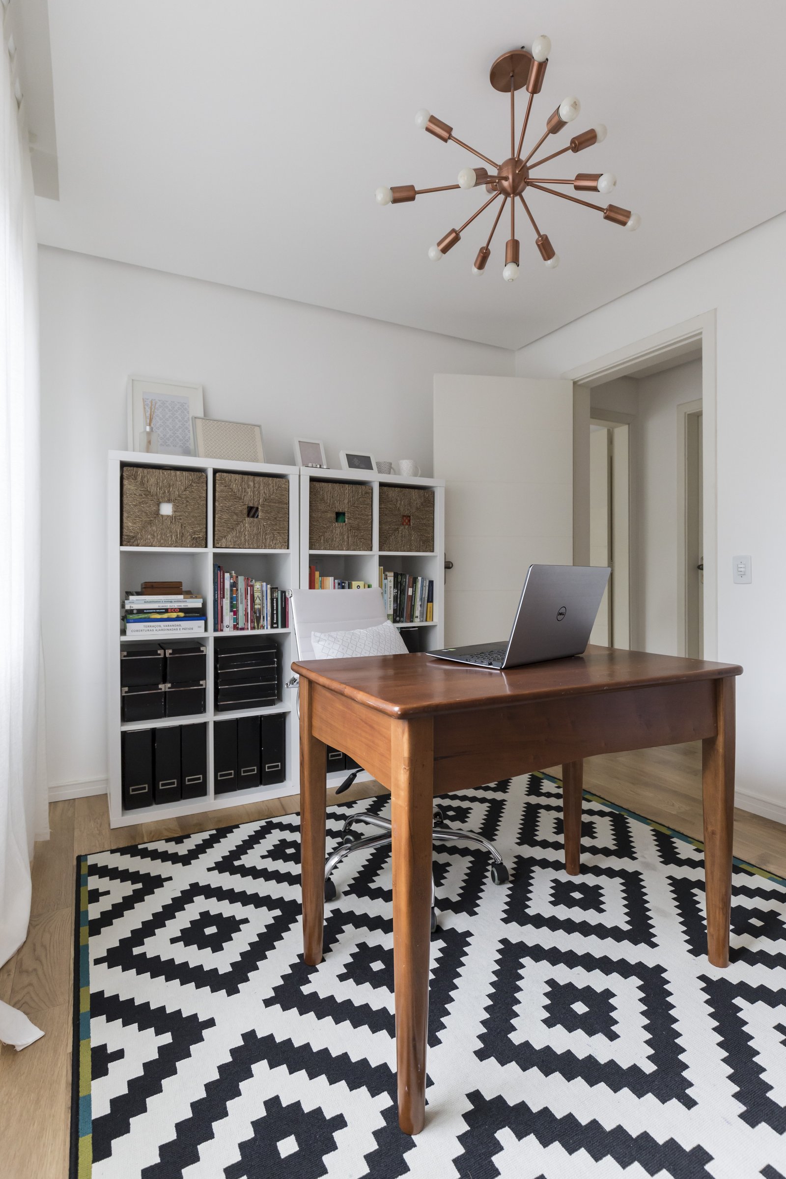 Sala Estilo Escandinavo com cor predominante Bege do Projeto Apartamento 201 por Camila Cavalheiro Arquiteta
