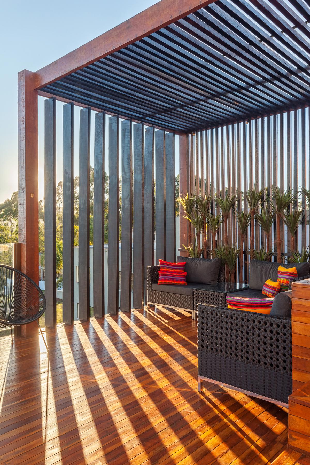 Varandas e Terraços com cor predominante Castanho do Projeto CASA RR por Frederico Bicalho Arquitetura