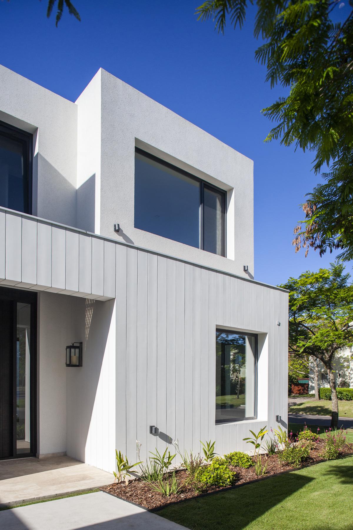 Fachada con color predominante Blanco del Proyecto El Golf 137 por Build a Home Arquitectura