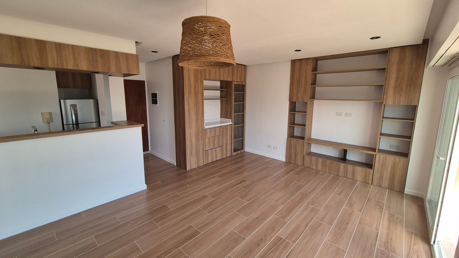 Living comedor moderno con estanterías y lámpara tejida — proyecto Living - Remodelación Soho, por RenovArqui, en Palermo