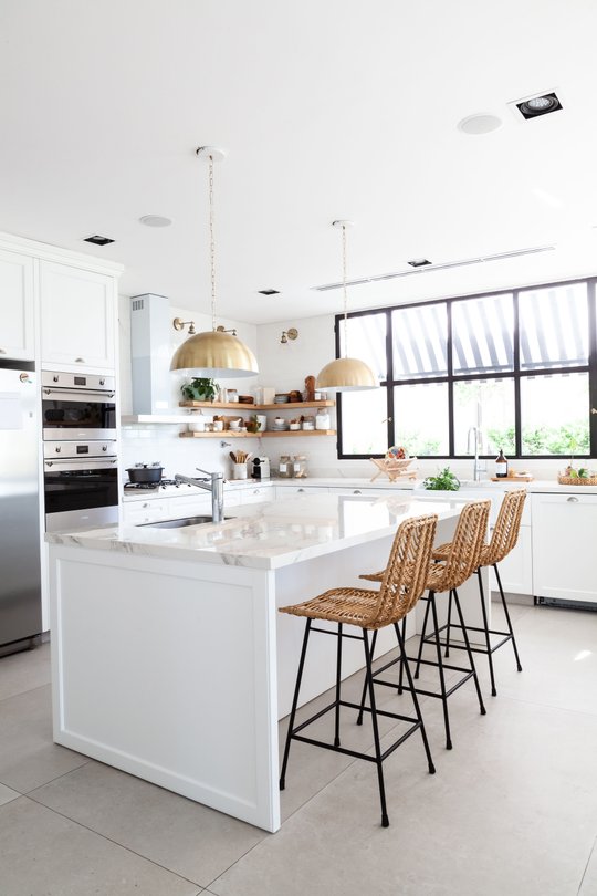 Cocina moderna estilo mediterráneo con isla de mármol y taburetes de mimbre — proyecto Cocinas, por FV