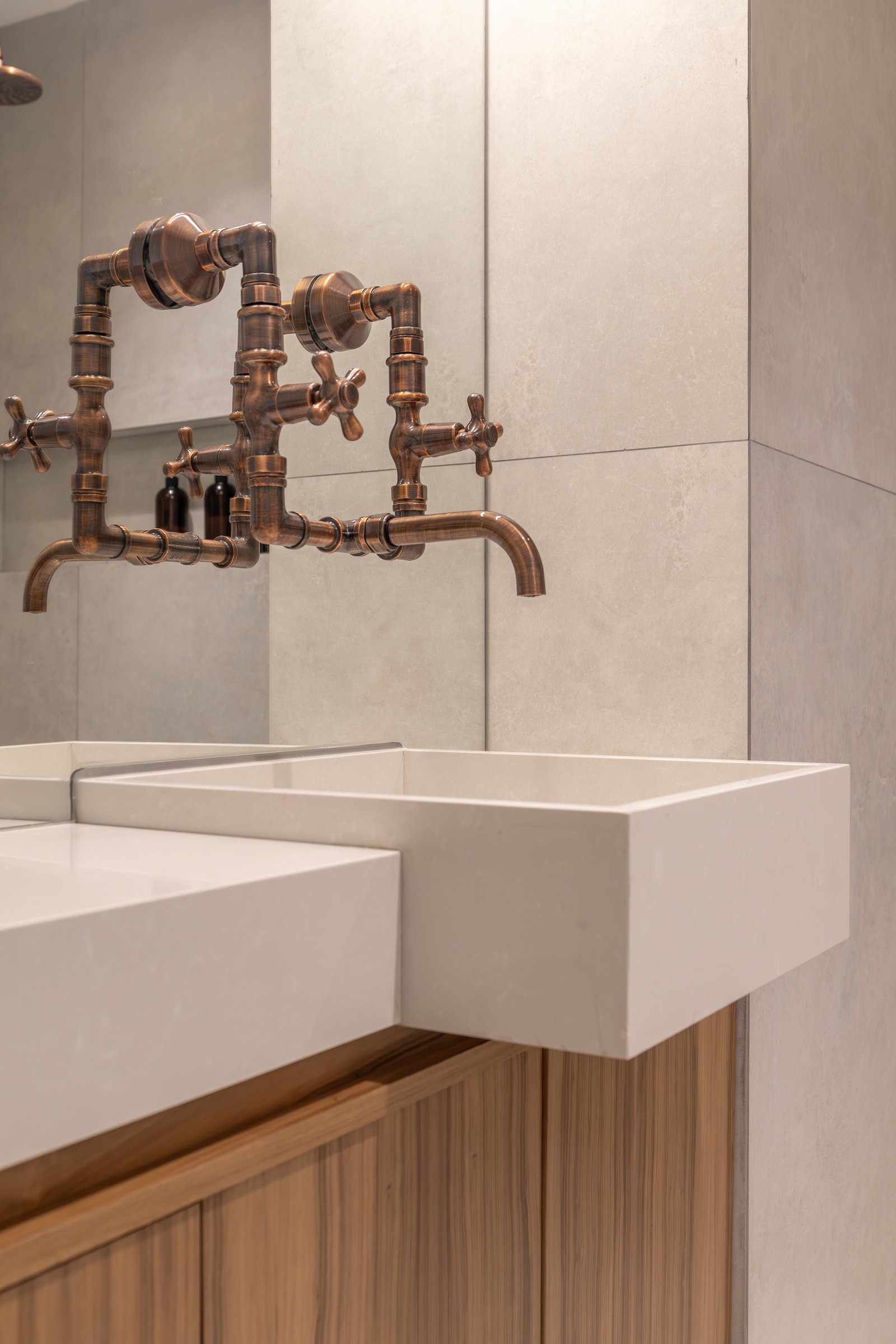 Baño moderno con grifería industrial de cobre y lavabo rectangular — proyecto LIBERTADOR DANDY, por AB ARQUITECTURA, en Recoleta