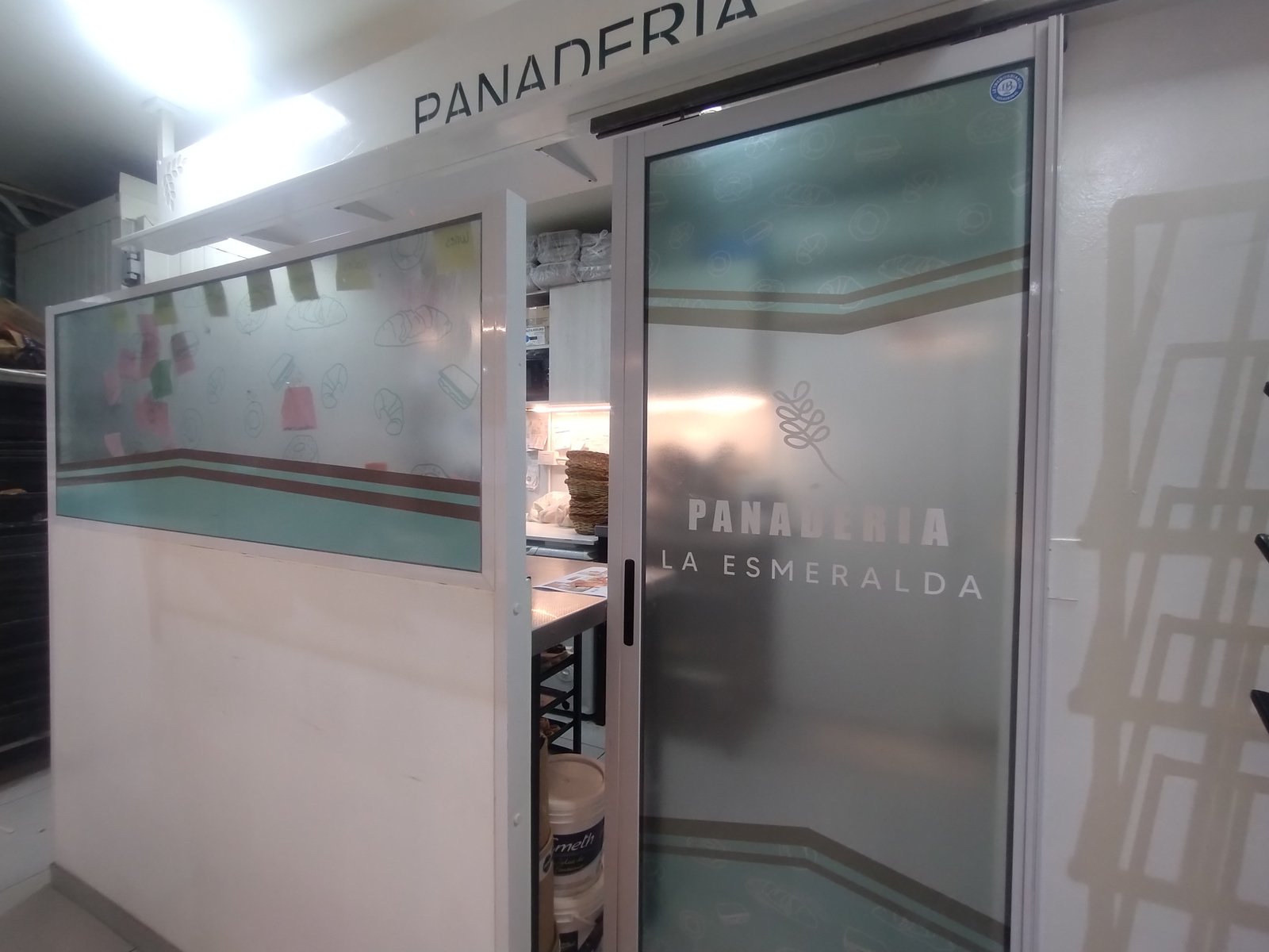 panadería con vidrieras esmeriladas y exhibidores — proyecto Panadería la esmeralda, por Ailén Lucero Arquitectura, en La Plata