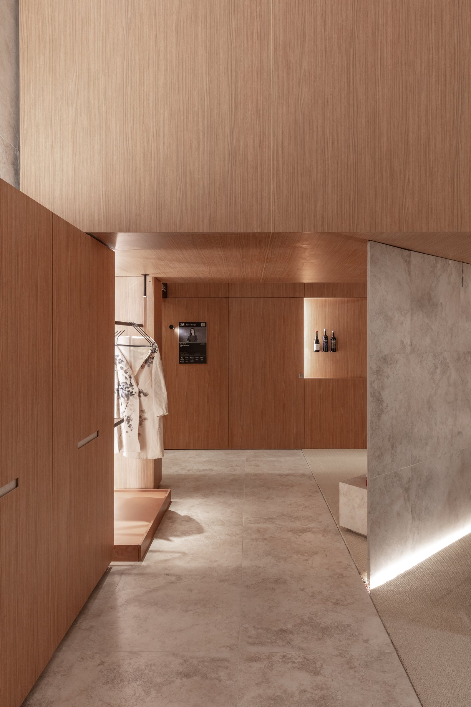 pasillo de madera y cemento con iluminación indirecta — proyecto Casa Foa 2025 | Degustando experiencias | Tasting experiences | Lucia Quinteros, por Ren Studio, en Cdad. Autónoma 