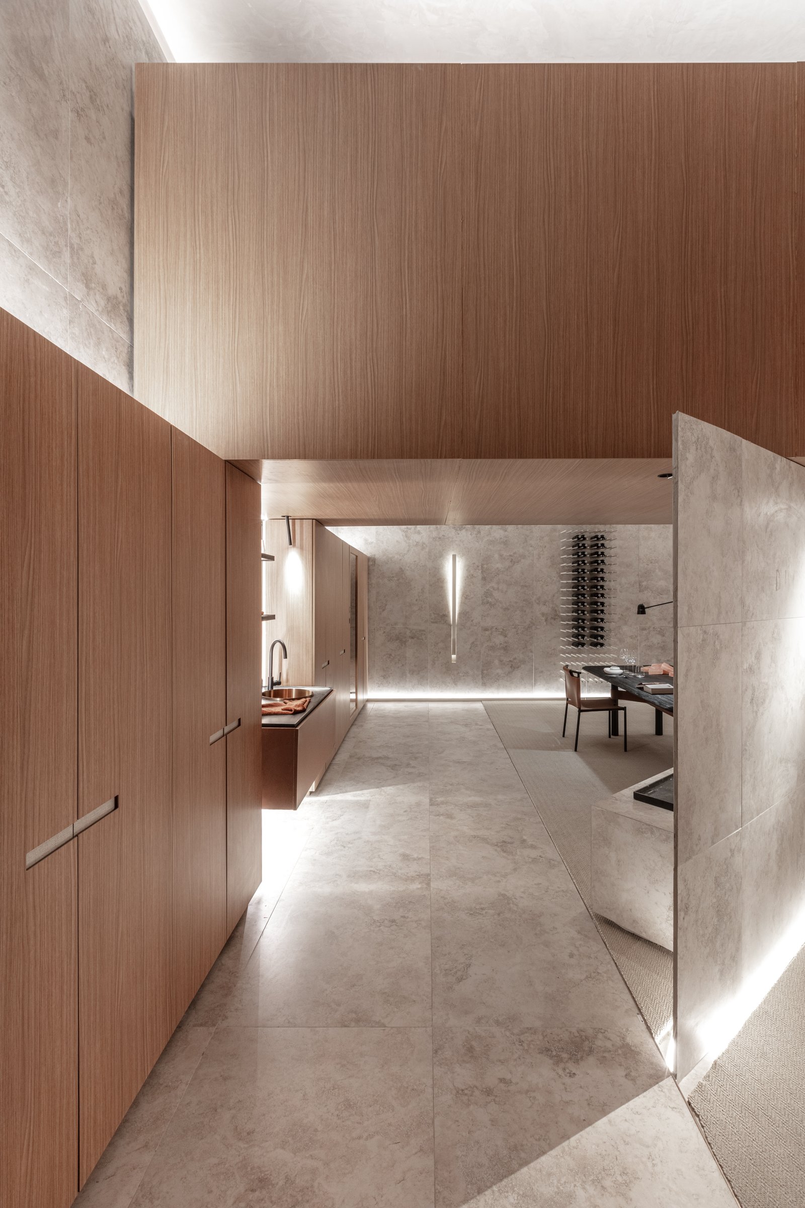 Corredor minimalista com marcenaria em madeira, iluminação indireta e sala de jantar — projeto Casa Foa 2025 | Degustando experiencias | Tasting experiences | Lucia Quinteros, por 