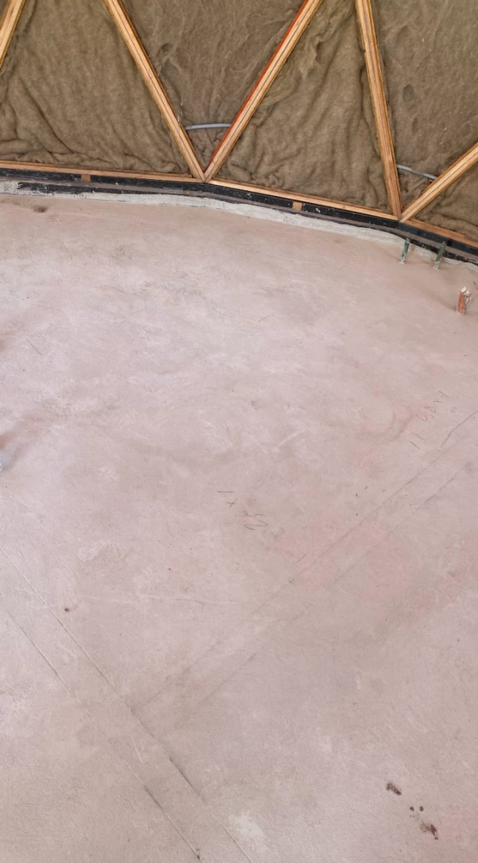 Interior de domo geodésico en construcción, suelo de hormigón — proyecto La Plata, por HEAT LIFE, en La Plata