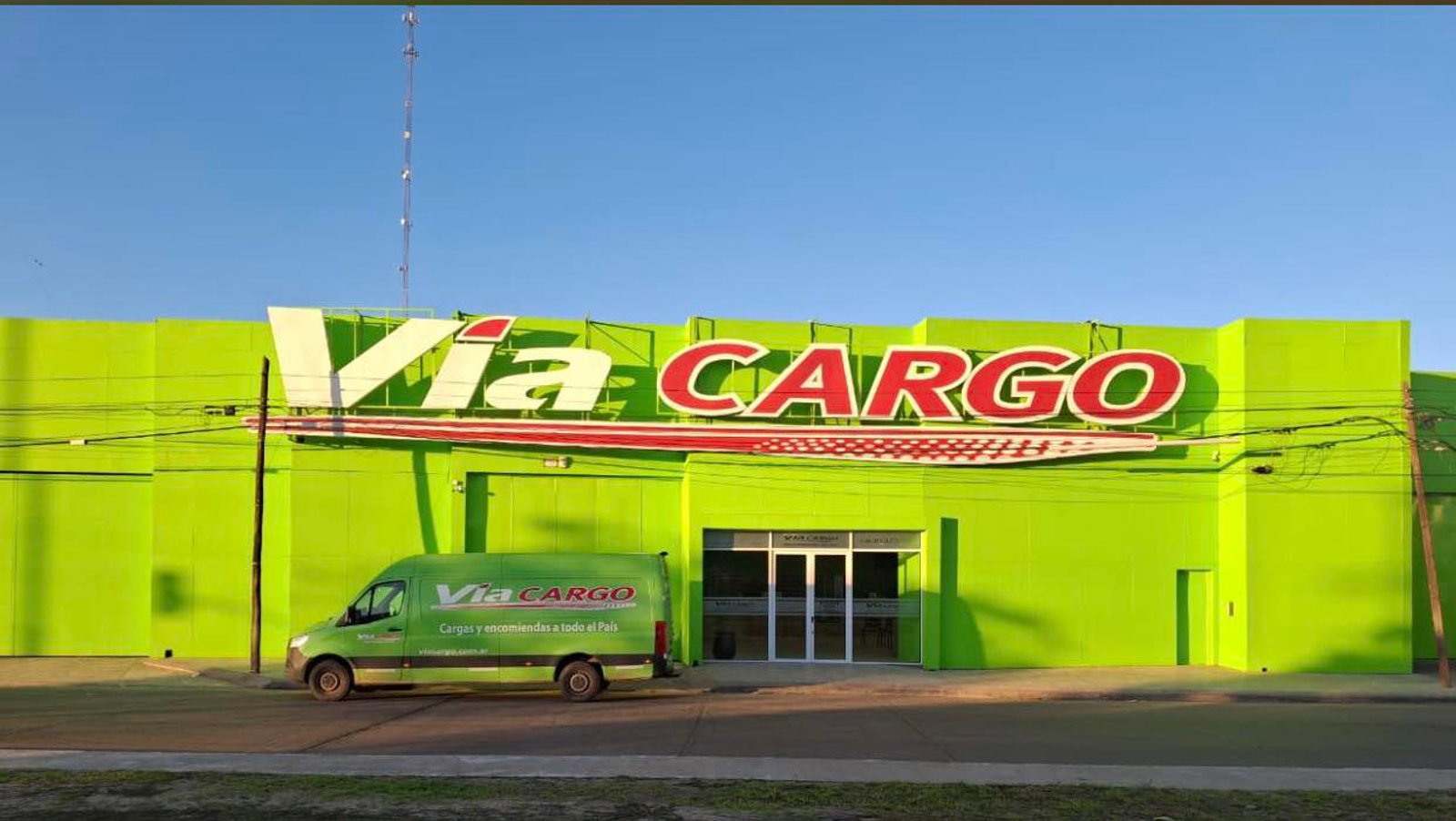 Fachada de centro de logística verde com letreiro 'Via Cargo' — projeto Sucursal Via Cargo, filial Corrientes, Empresa de distribución y logística., por Arquitecto Gustavo Maidana,