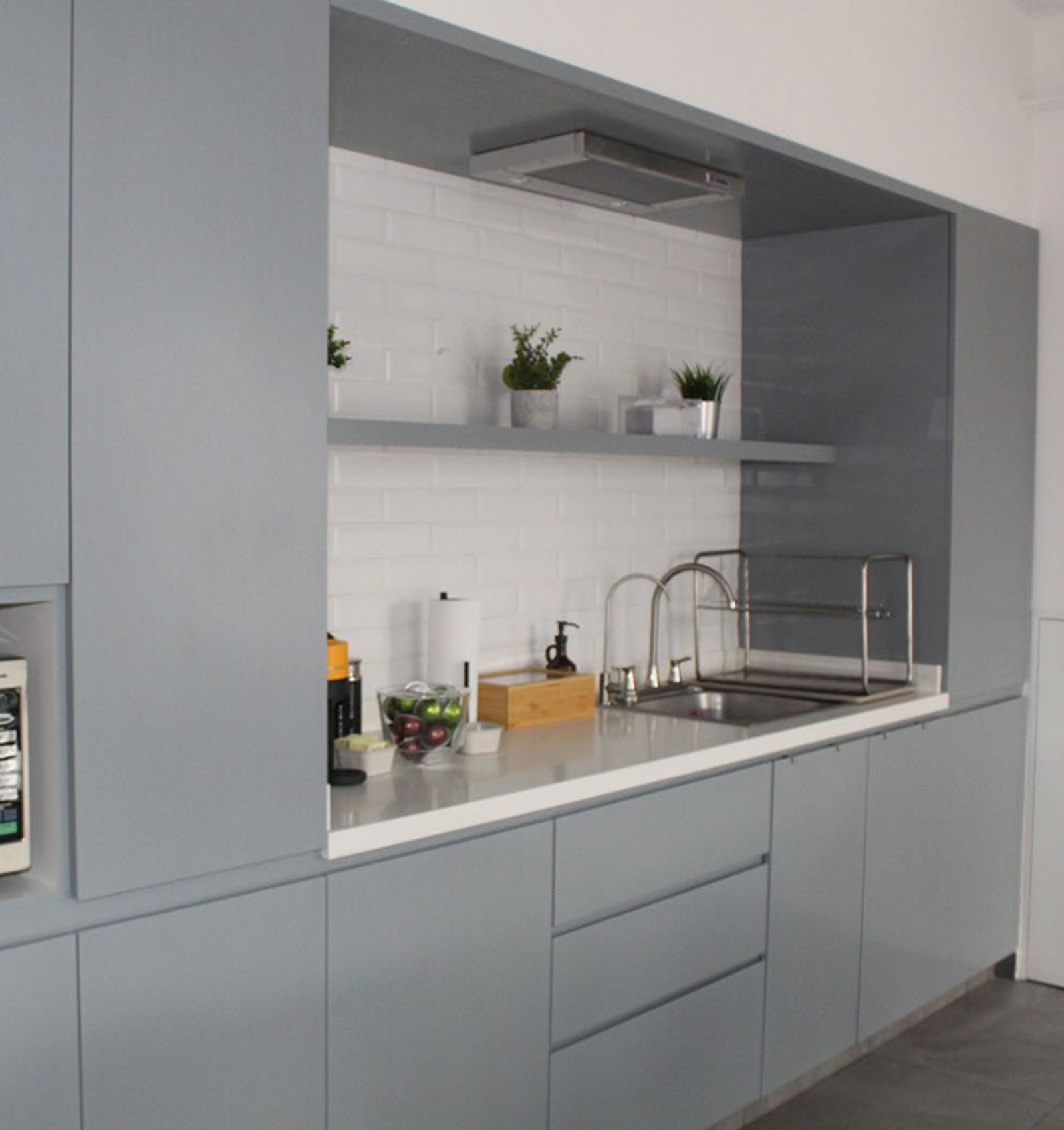 Cozinha moderna com armários cinza e bancadas metálicas — projeto oficinas voicess// polanco / atlantico arqs, por atlantico arqs, em Polanco