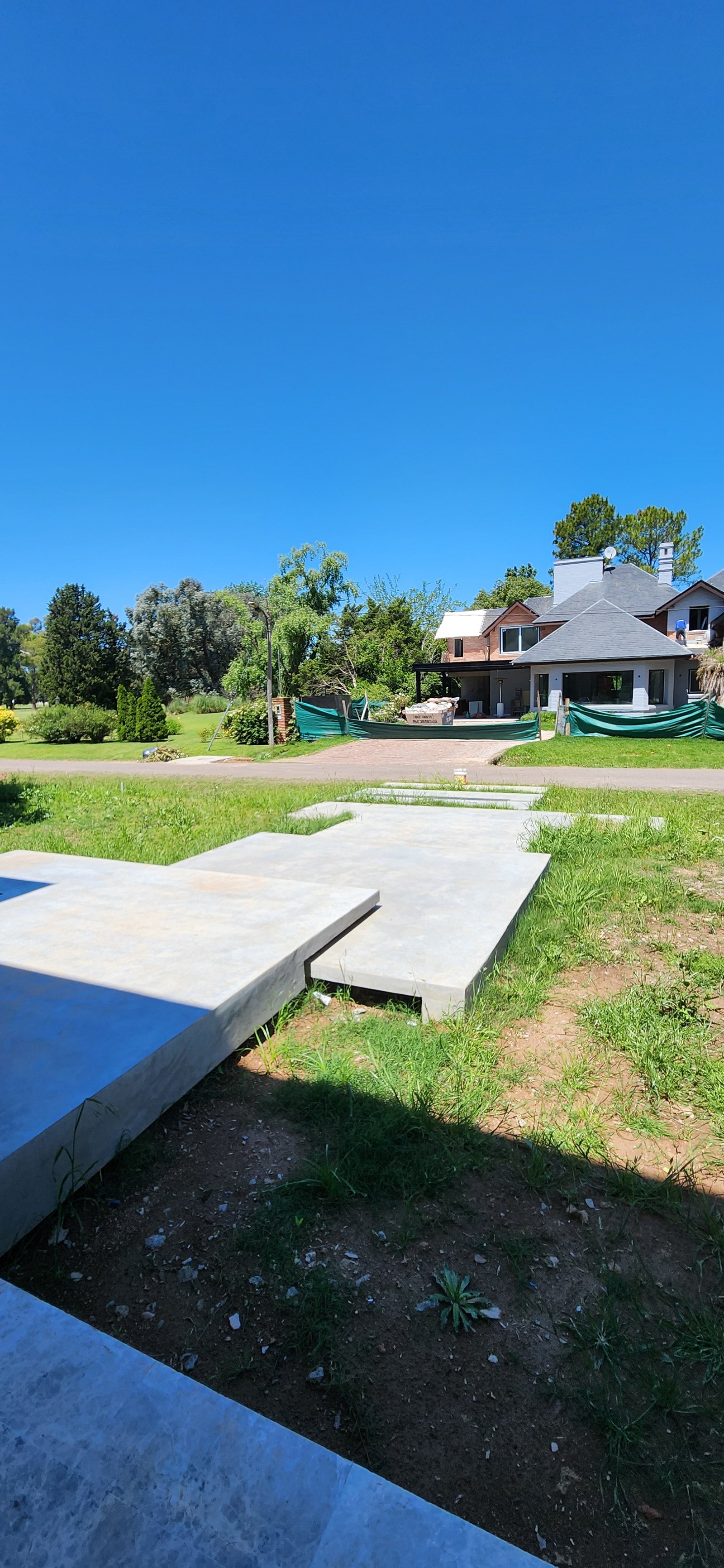 Construção de casas modernas com fundações de concreto aparente — projeto Casa CAD, por Estudio Rifahi, em Moreno