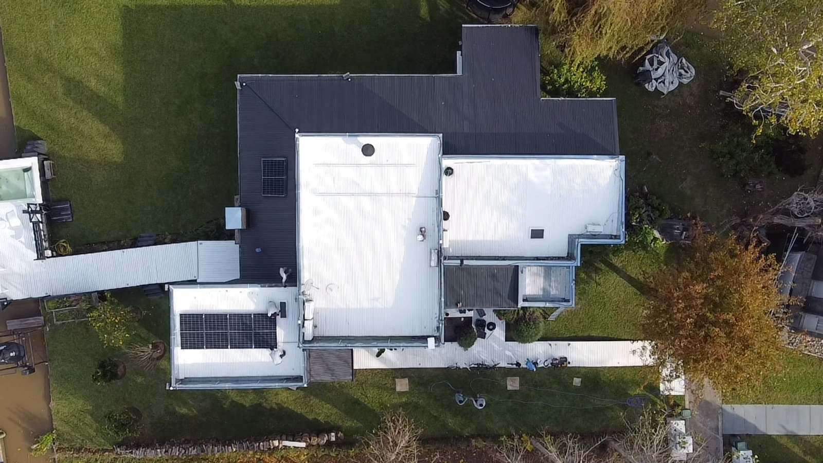 casa moderna branca com painéis solares e deck — projeto Isla del Este, por efergía, em Delta