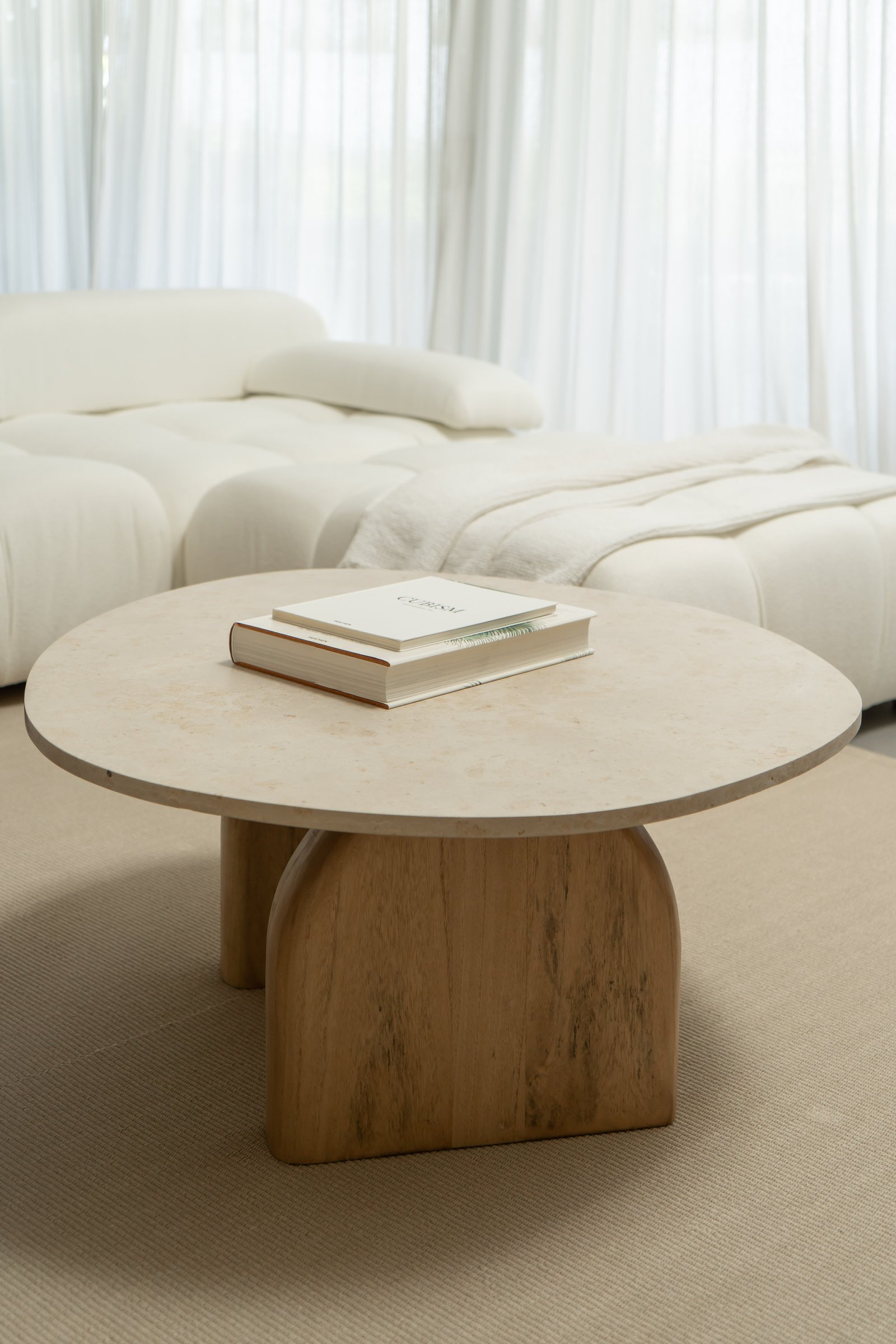 Sala moderna com sofá curvo branco e mesa de centro de madeira — projeto PROYECTO NAUDIR, por July Acosta Home, em Belén de Escobar