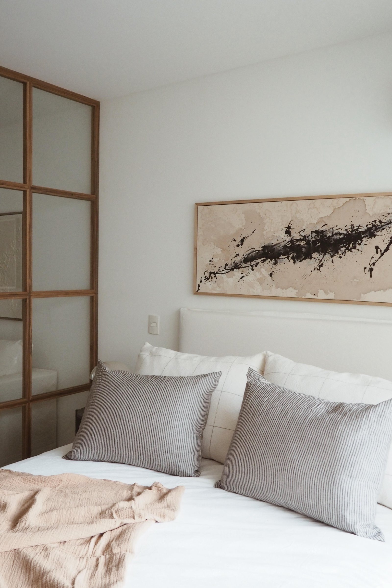 Dormitorio moderno con arte abstracto y paneles de madera — proyecto MIGUELETES, por APATHEIA, en Buenos Aires