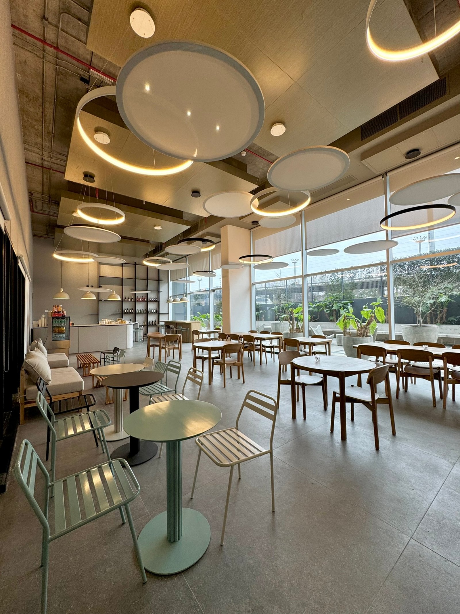 Comedor moderno con luz indirecta y sillas de metal — proyecto Blas Parera, por MDBK Arquitectura, en Saavedra