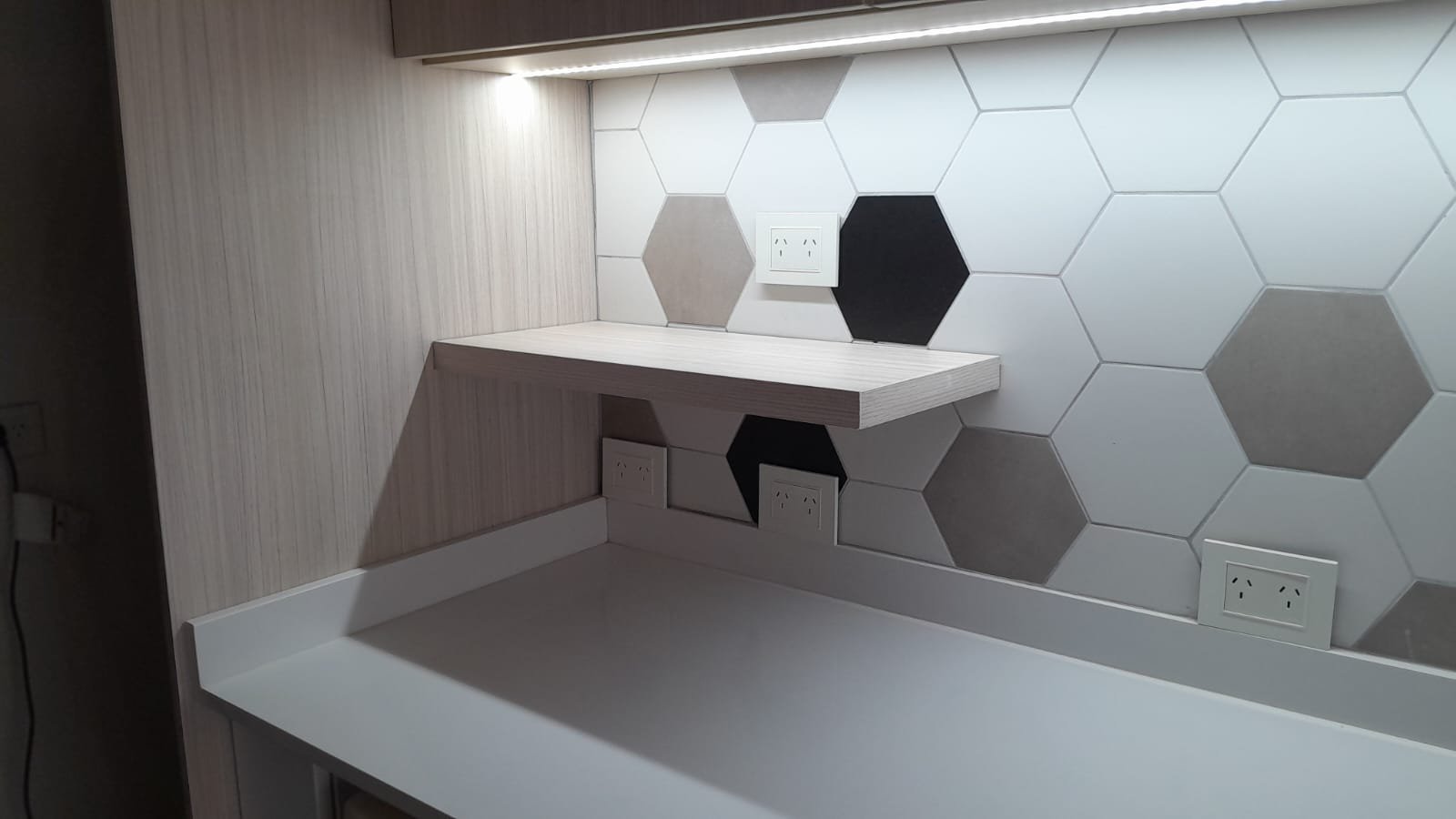 Cozinha moderna com azulejos hexagonais e prateleira flutuante — projeto Emmet Brown, por Plasma co, em Buenos Aires