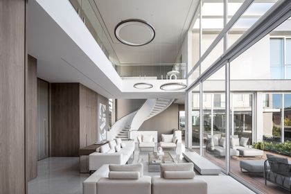 Living moderno con escalera flotante y ventanales amplios — proyecto CASA AG, por ARQUITETARE POR ELAINE ZANON & CLAUDIA MACHADO, en Curitiba