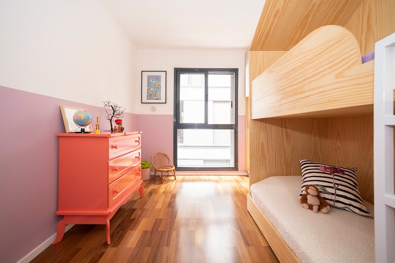 Apartamento antigo é completamente repaginado com móveis multifuncionais e cores