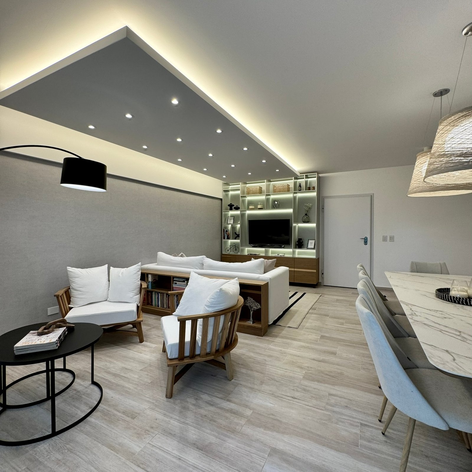 Sala de estar e jantar moderna com iluminação indireta e móveis claros — projeto Frias, por MDBK Arquitectura, em Villa Crespo